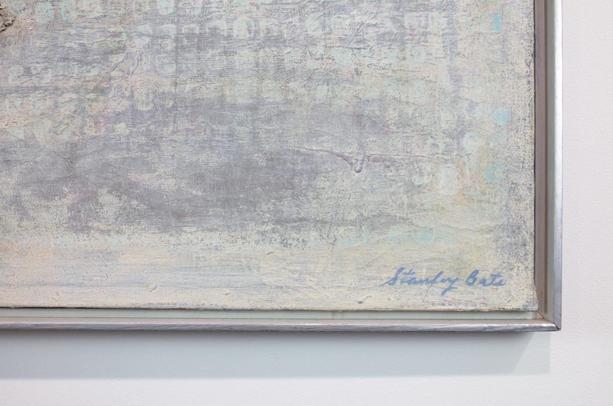 Questo quadro dell'Espressionismo Astratto Moderno di Stanley Bate è realizzato con colori a olio su tela e presenta una tavolozza chiara e neutra con un motivo a griglia in tutta la composizione astratta. L'artista stratifica la pittura sulla tela,