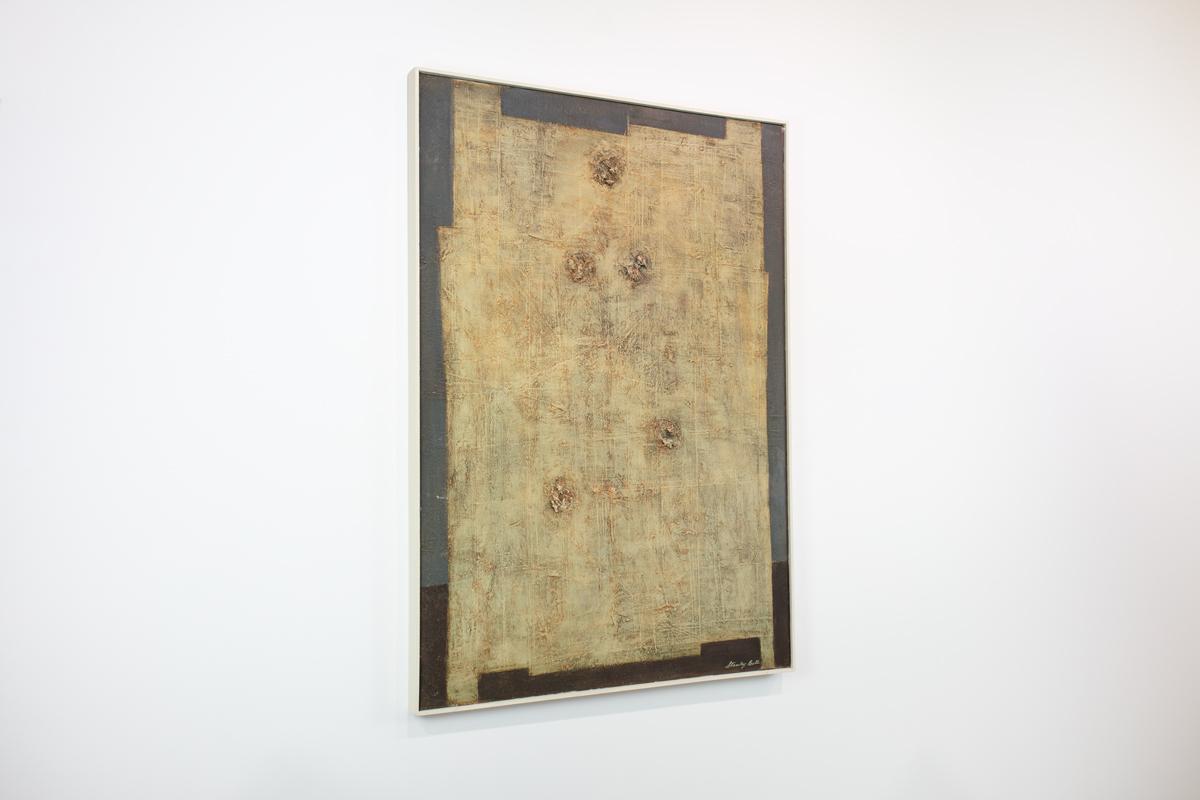 Questo quadro dell'Espressionismo Astratto Moderno di Stanley Bate è realizzato con colori a olio su tela e presenta una tavolozza dai toni caldi e terrosi. Una forma rettangolare organica di colore giallo caldo si trova al centro del dipinto