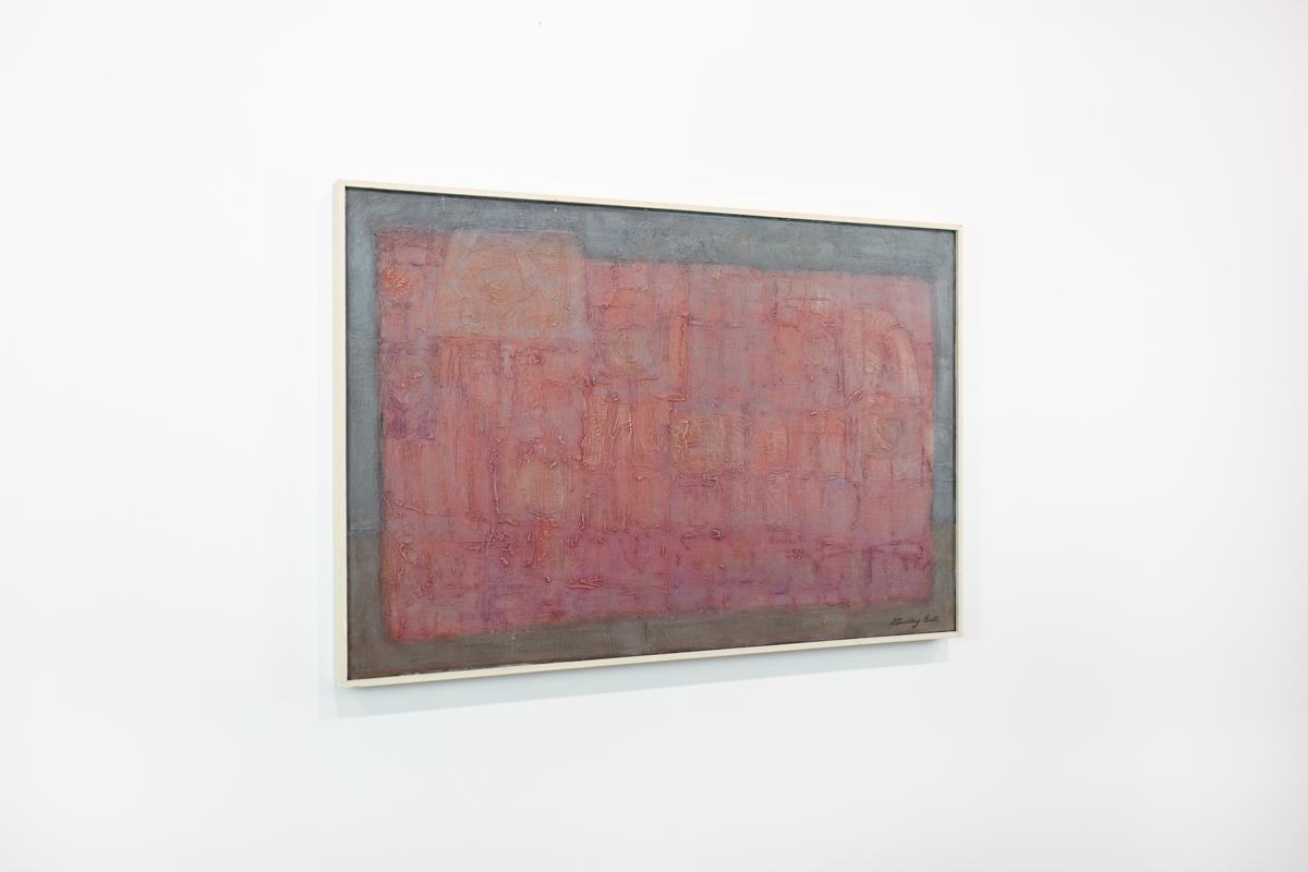 Cette peinture expressionniste abstraite moderne de Stanley Bate est réalisée avec de la peinture à l'huile sur toile et présente une forme géométrique rectangulaire rouge chaud au centre de la composition, avec des tons gris et terre d'ombre