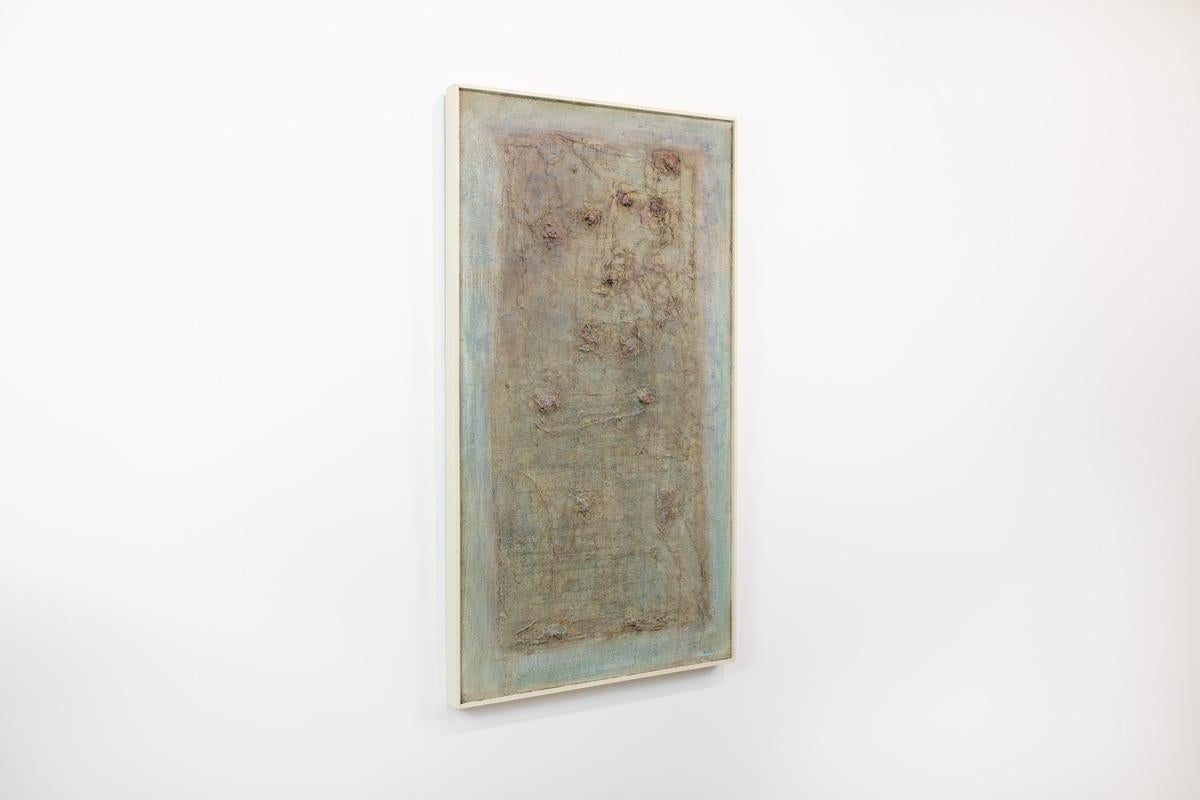 Cette peinture expressionniste abstraite moderne de Stanley Bate est réalisée avec de la peinture à l'huile sur panneau et présente une palette de tons de terre. L'artiste superpose des couches de peinture sur la toile, créant ainsi une texture