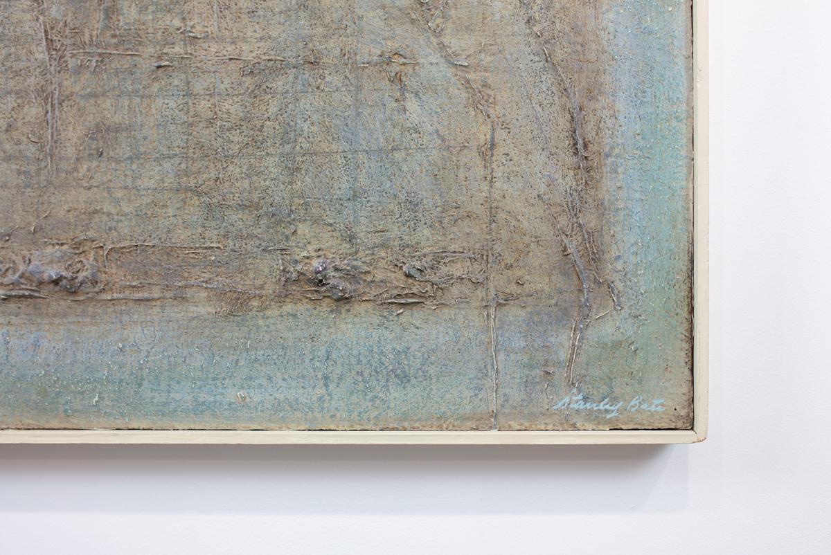 Questo quadro dell'Espressionismo Astratto Moderno di Stanley Bate è realizzato con colori a olio su tavola e presenta una tavolozza dai toni della terra. L'artista stratifica la pittura sulla tela, creando una texture tra colori tenui come il verde
