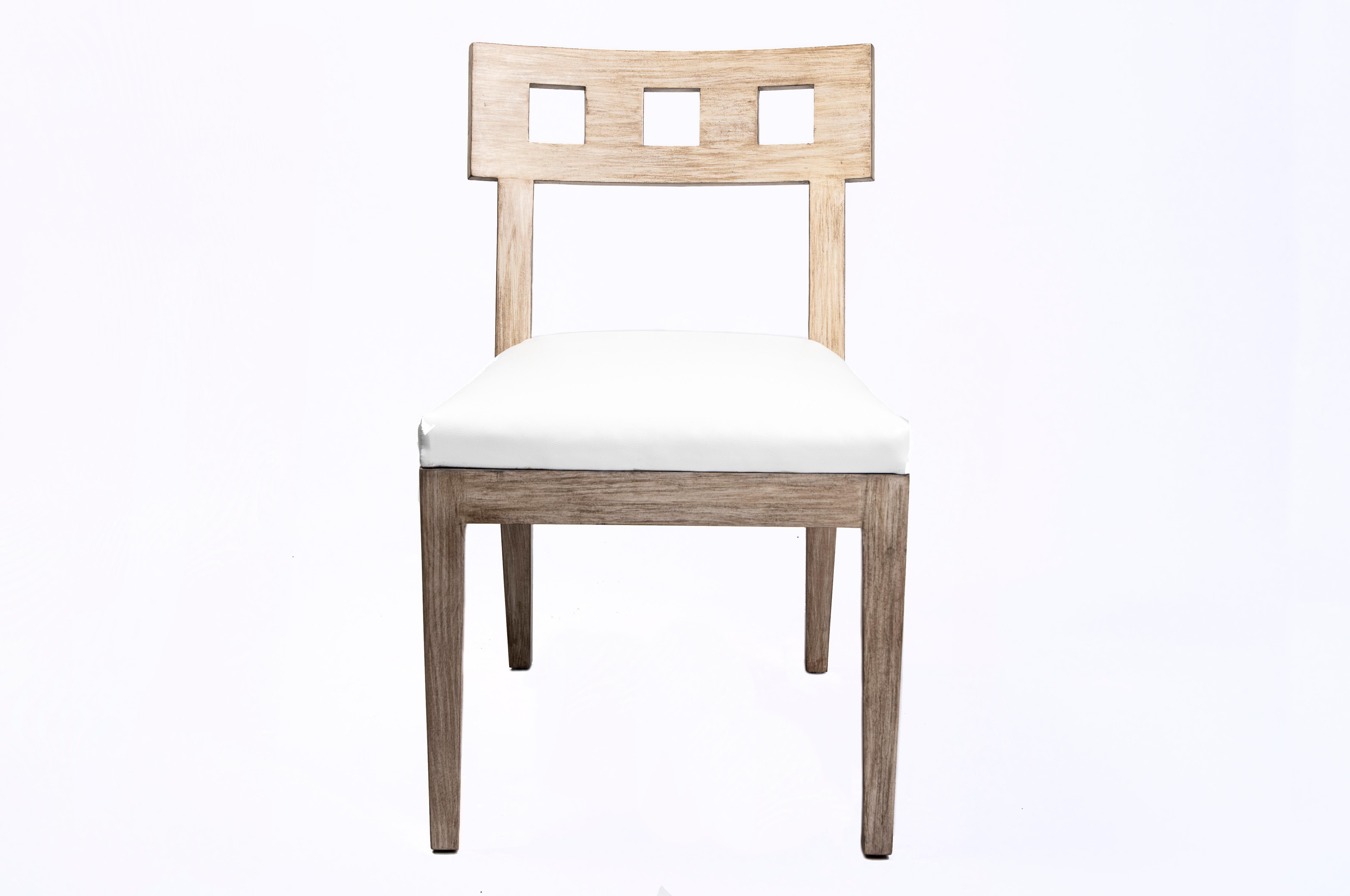 Les carrés et l'ouverture du dossier de la chaise Stanley, magnifiquement incurvé, permettent à la lumière naturelle de traverser son élégant design. Ajoutez confort et style à un bureau, à un coin repas, à une table de salle à manger formelle ou