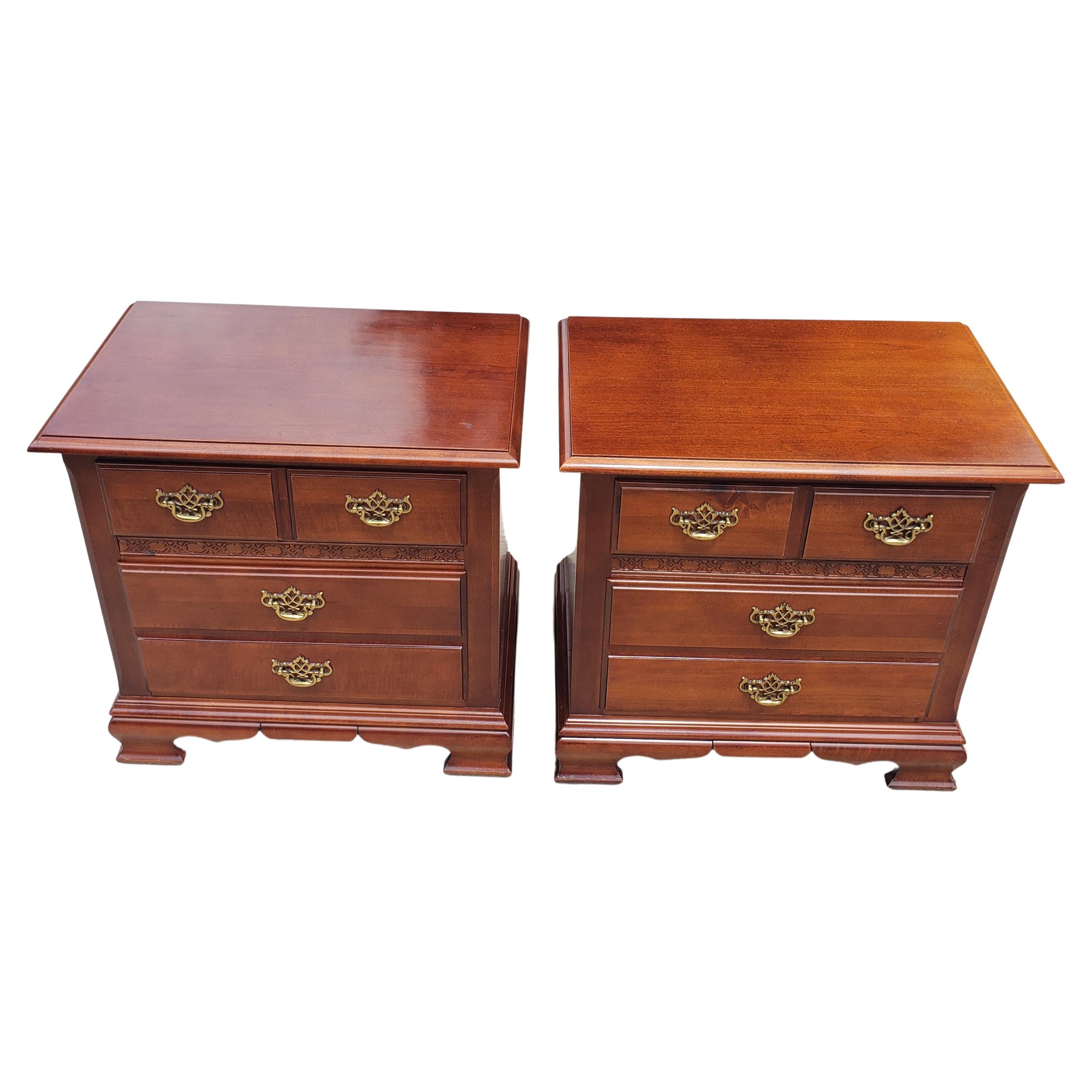 A gorgeous pair of Stanley Furniture Chippendale Mahogany Bedside Tables Nightstands in very good vintage condition.
They measure 26