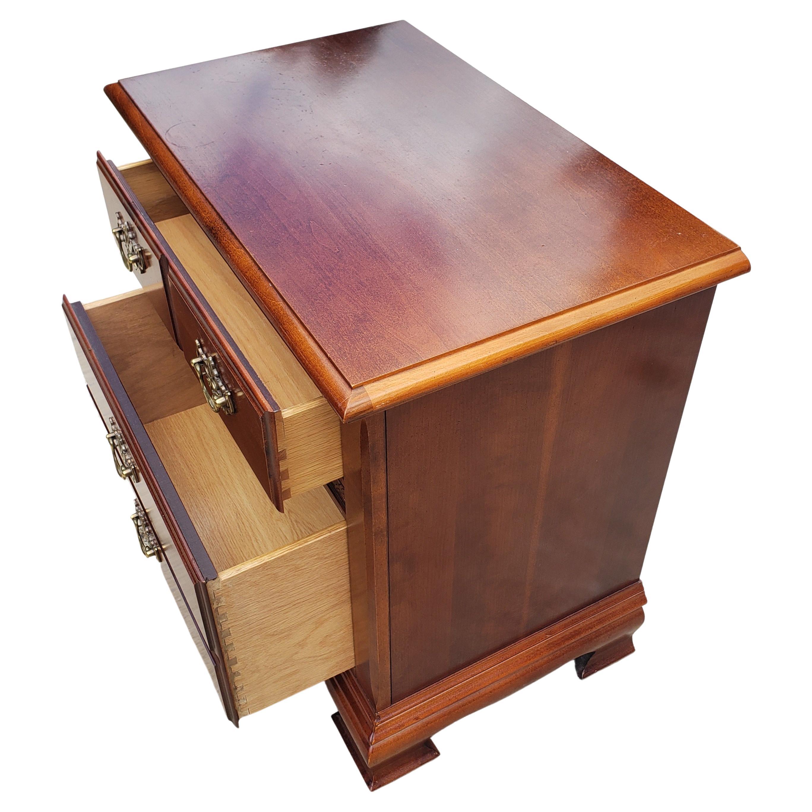 Travail du bois Paire de tables de chevet en acajou de style Chippendale de Stanley Furniture en vente