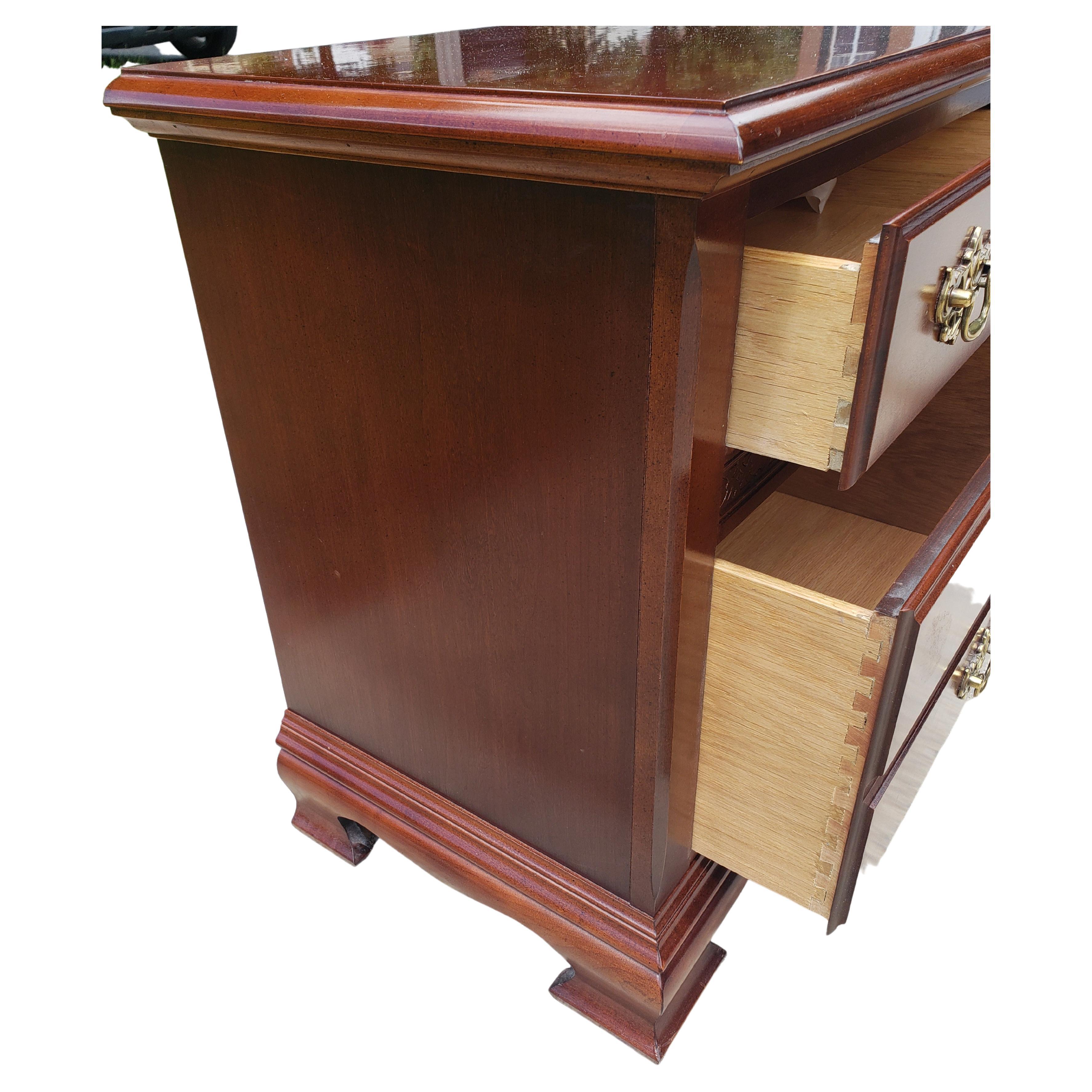 20th Century Stanley Furniture Chippendale Mahogany Bedside Tables Nightstands, a Pair For Sale