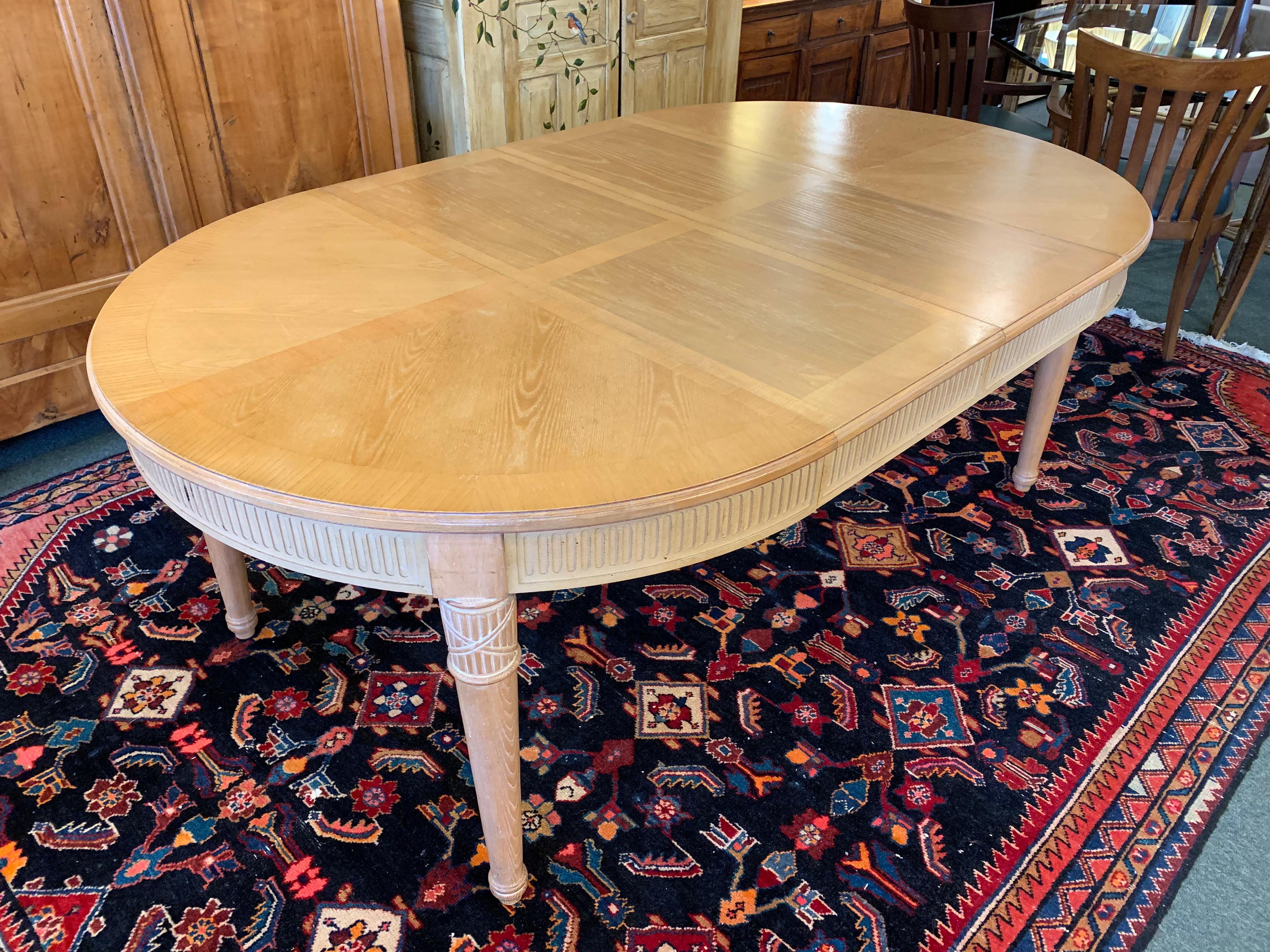 Stanley Furniture Continental Round Table and 6 Chairs and Two Leaves For Sale 4