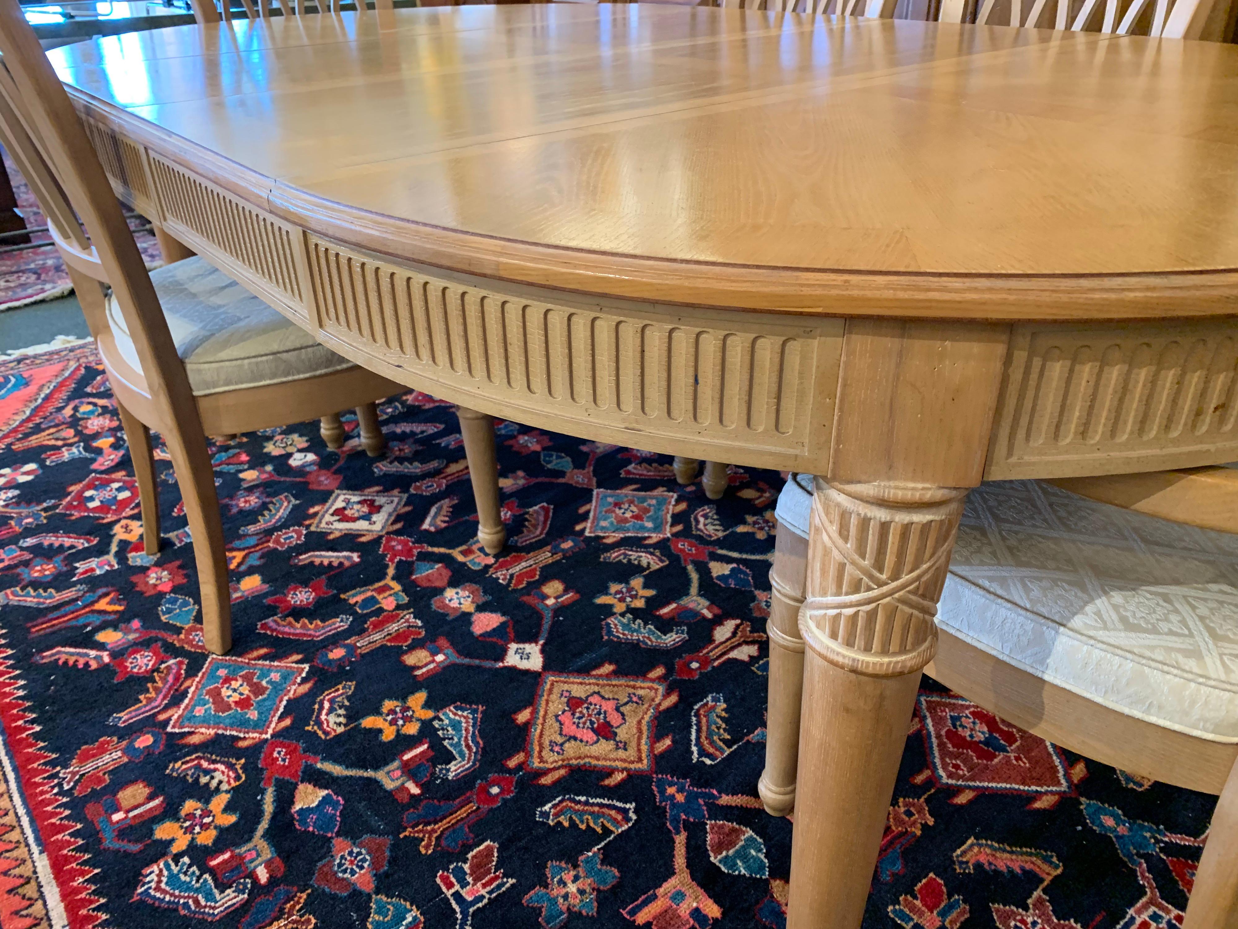 Stanley Furniture Continental Round Table and 6 Chairs and Two Leaves For Sale 10