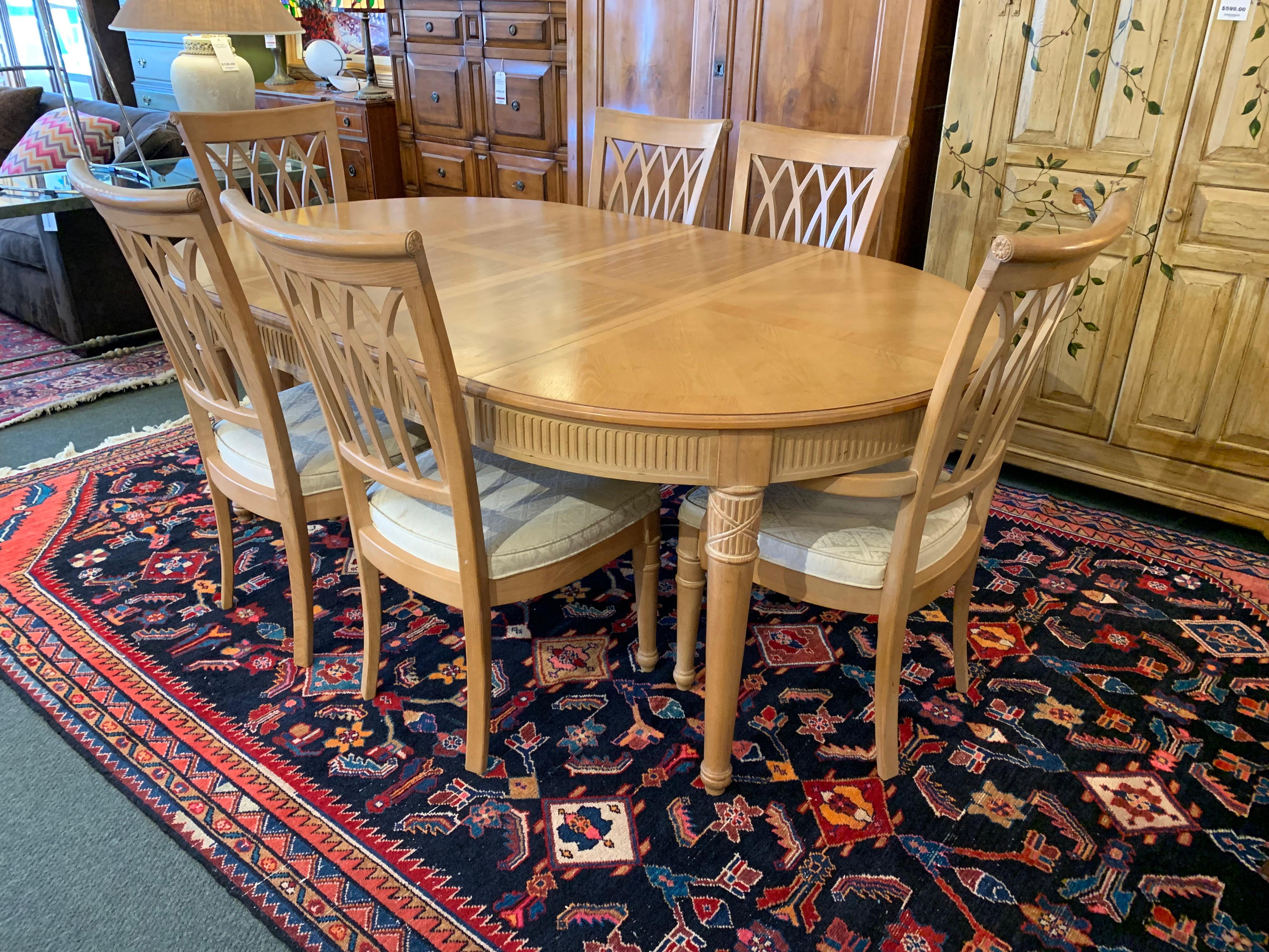 Stanley Furniture Continental Round Table and 6 Chairs and Two Leaves In Good Condition For Sale In San Francisco, CA