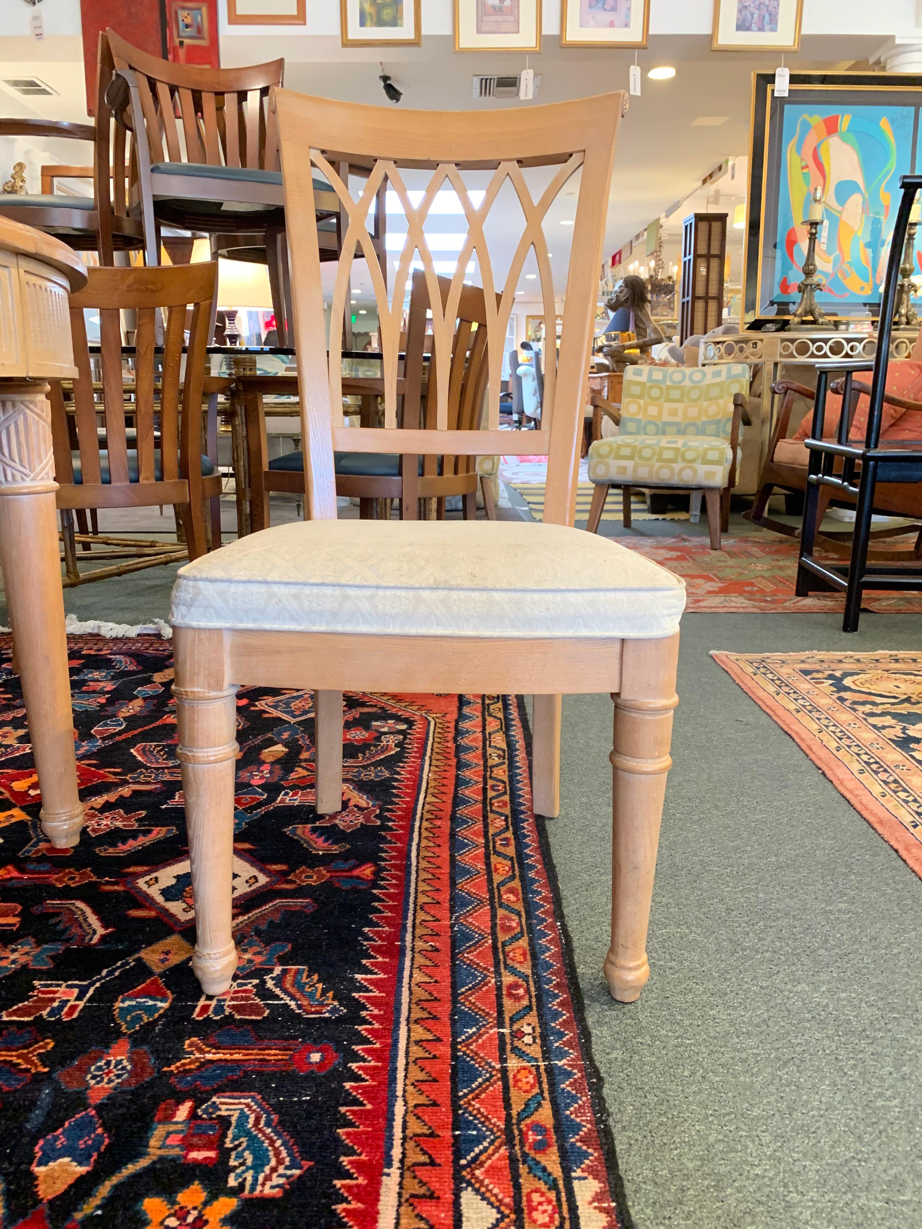 Other Stanley Furniture Continental Round Table and 6 Chairs and Two Leaves For Sale
