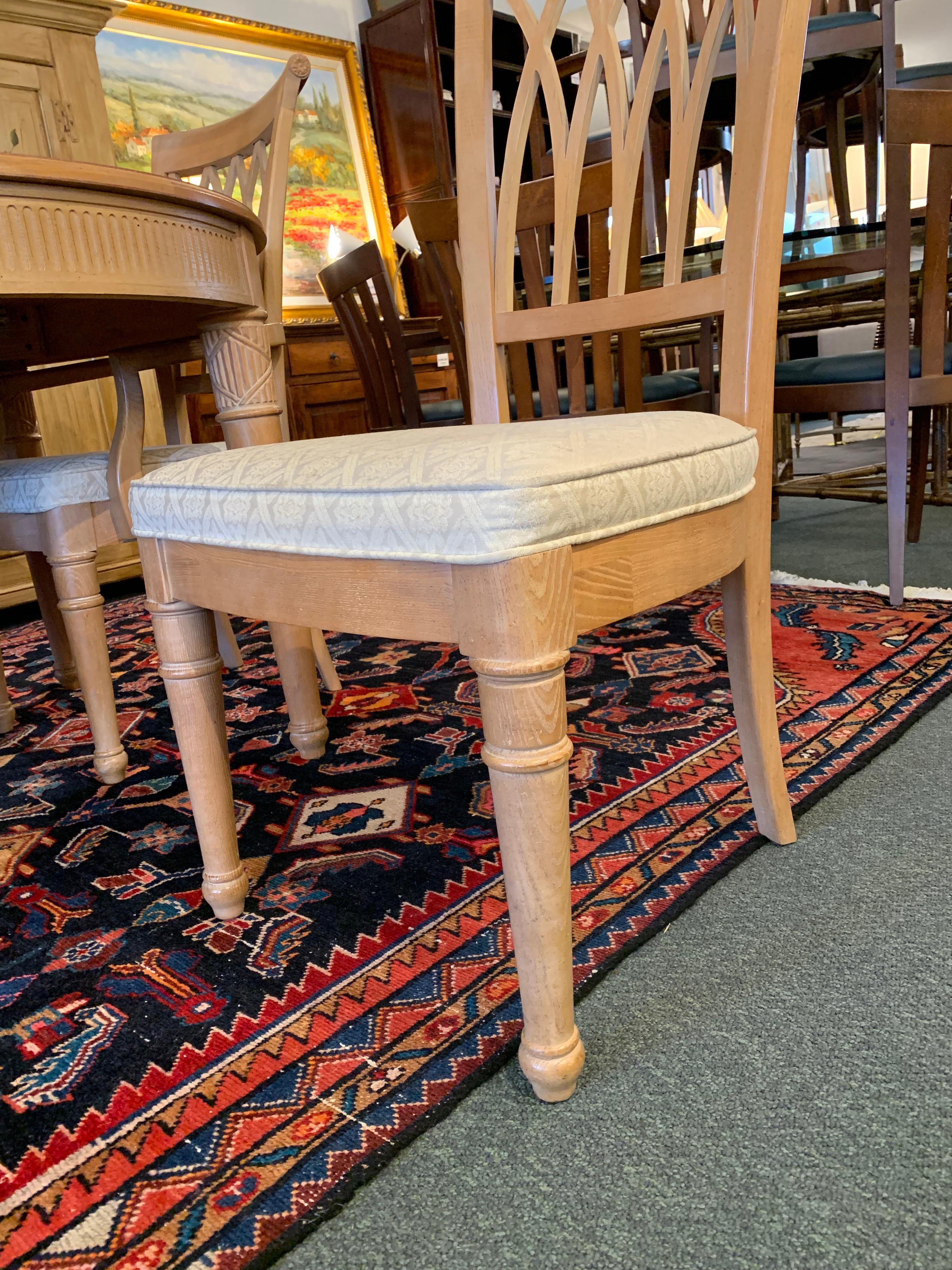 Stanley Furniture Continental Round Table and 6 Chairs and Two Leaves For Sale 1