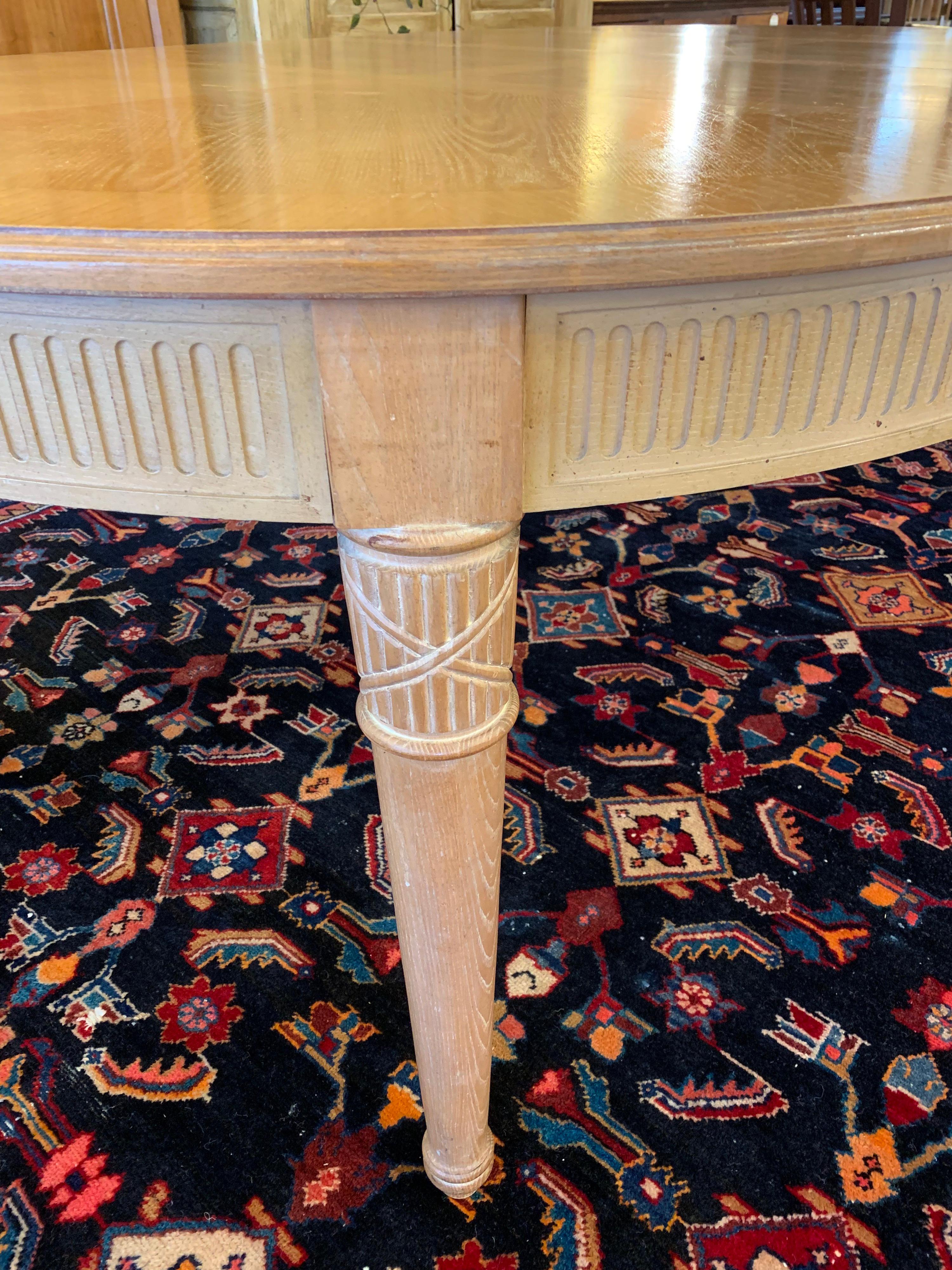 Stanley Furniture Continental Round Table and 6 Chairs and Two Leaves For Sale 3
