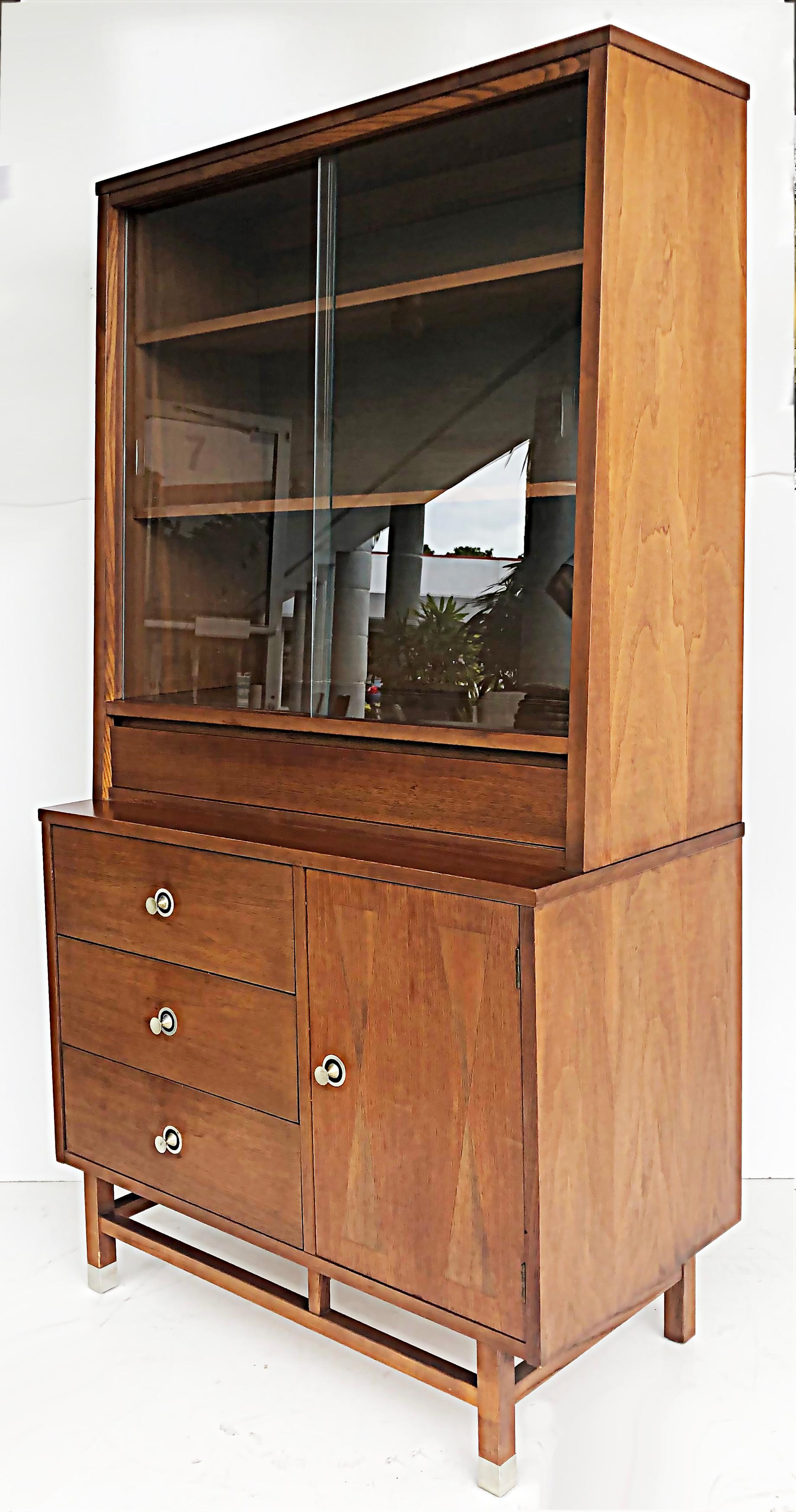 Stanley Furniture Mid-century Walnut Rosewood China cabinet by H Paul Browning

Offered for sale is a Mid-Century Modern walnut and rosewood parquetry china cabinet designed by H. Paul Browning for Stanley Furniture c1965. The top of the cabinet