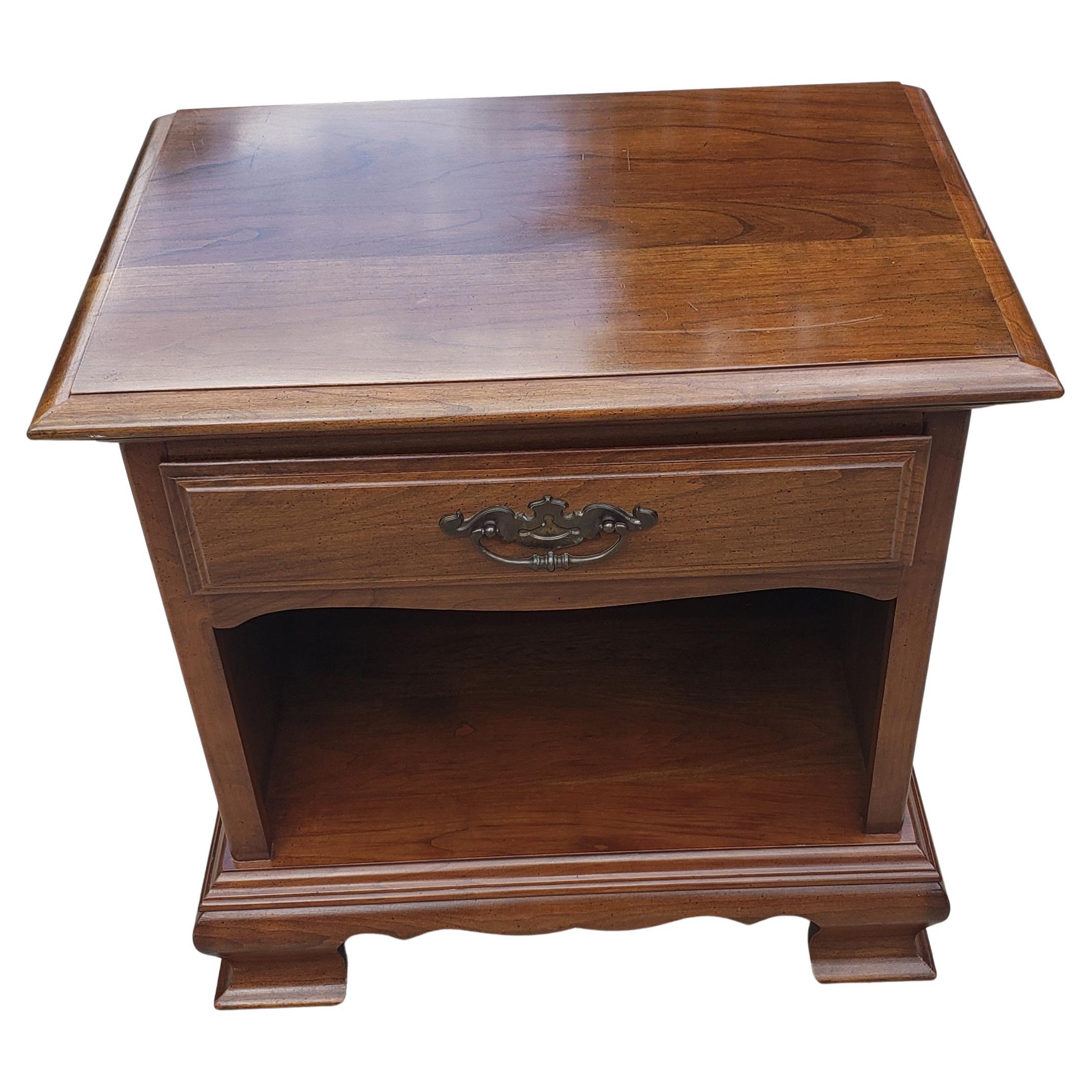 A Stanley Furniture solid cherry single drawer bedside table nightstand in good vintage condition. Single Dovetail drawer.
Measures 24