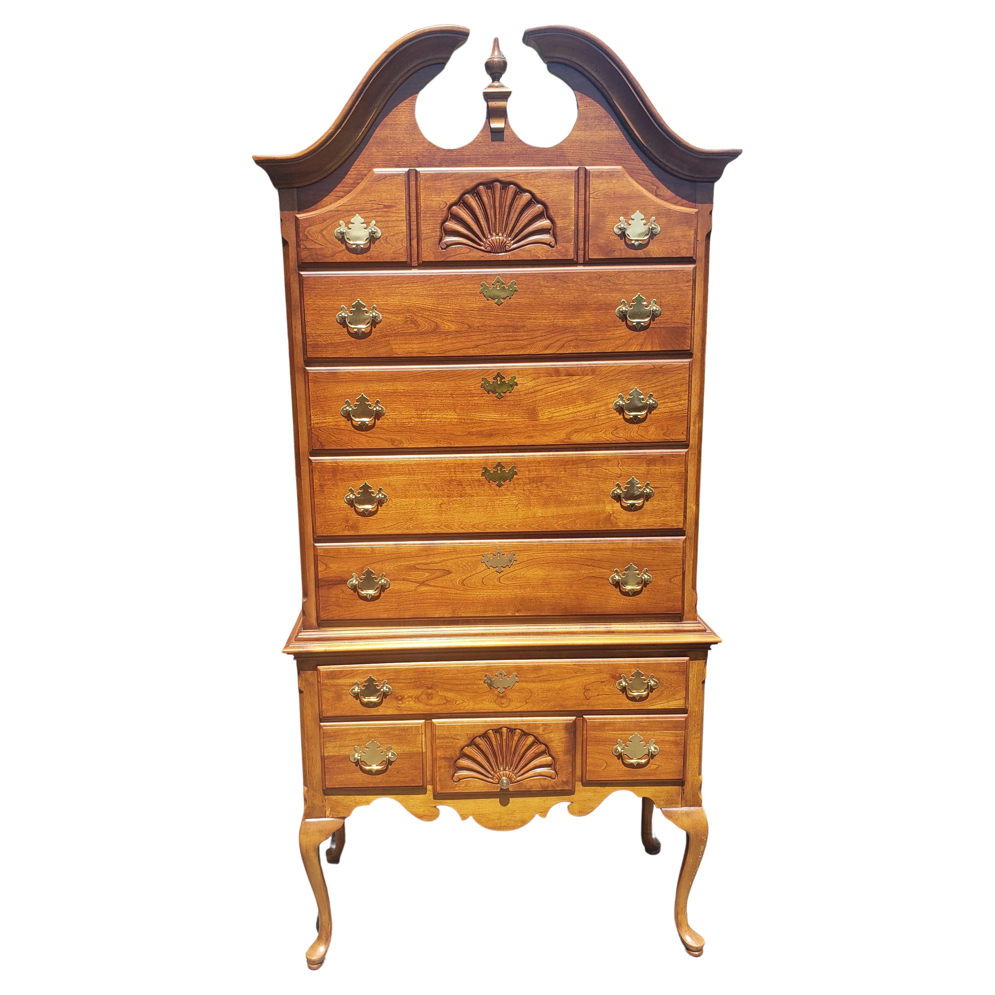 Commode haute en cerisier Chipoendale de la collection American Craftman de Stanley Furniture