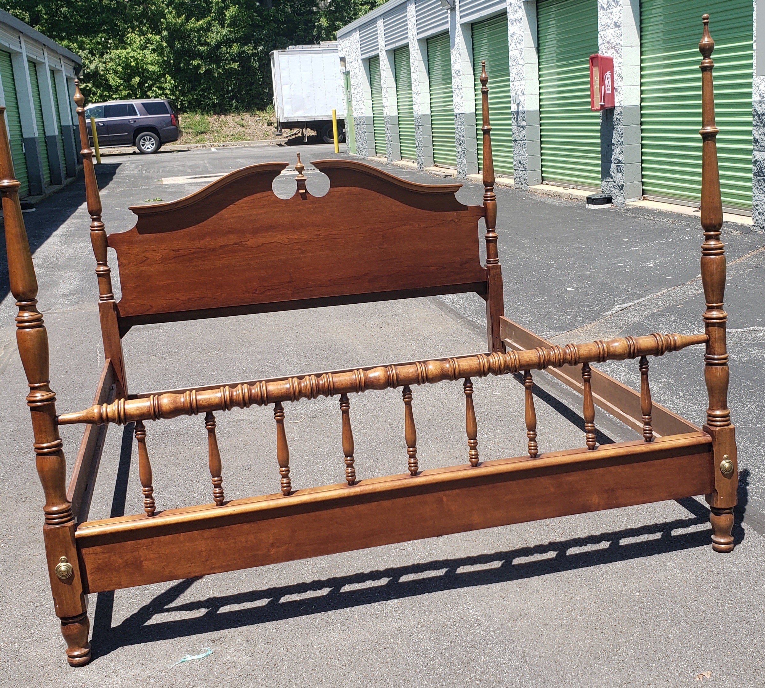 King size low poster bed in solid cherry from the American Craftmen Collection by Stanley Furniture. 
Removable finials. Very good vintage condition.
Measures 79.5