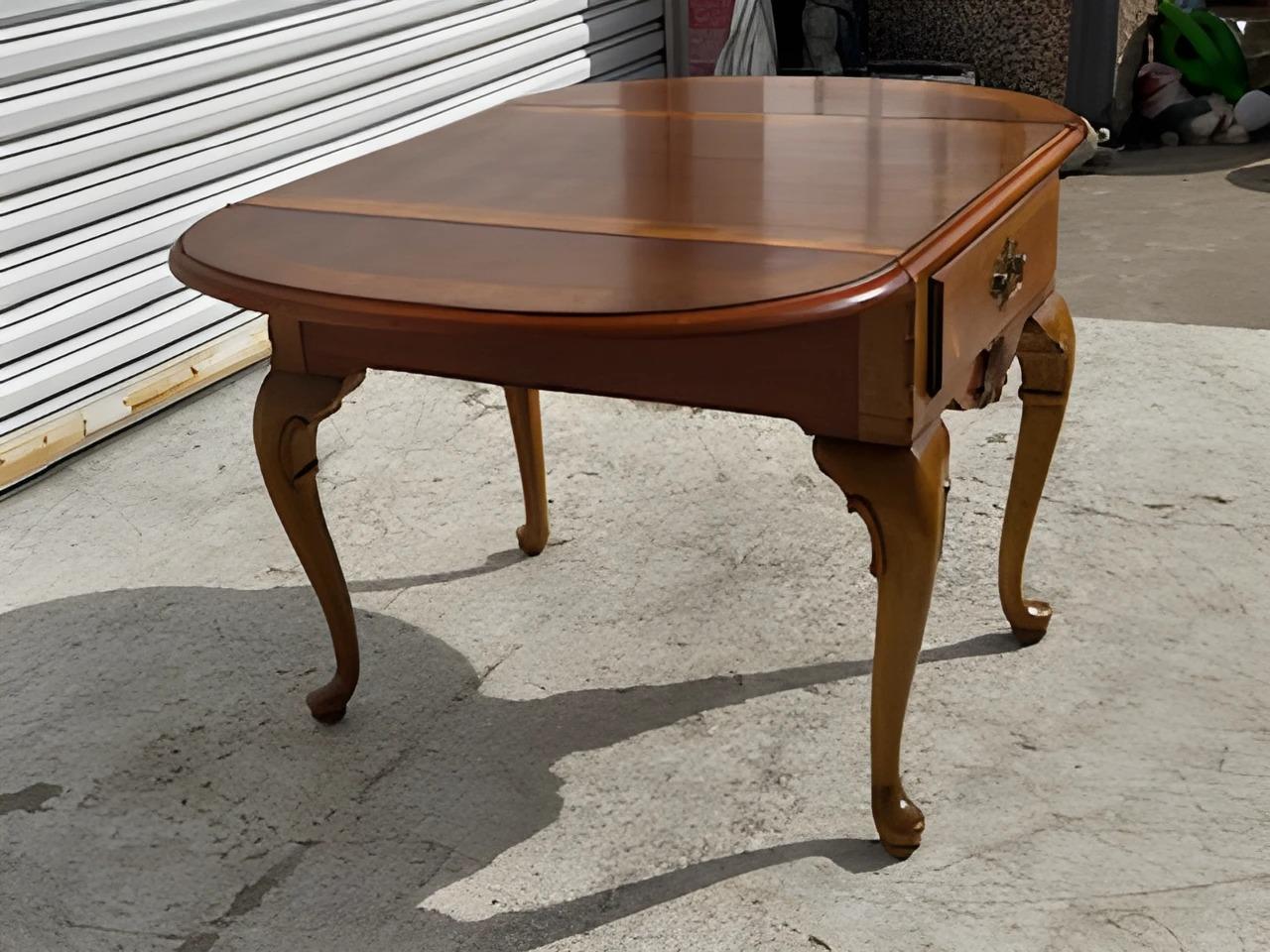Bois Table d'appoint à abattant de style géorgien Stanley en vente