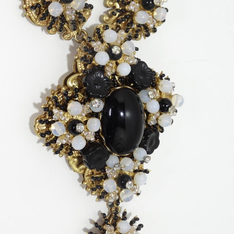 Vintage Stanley Hagler NYC drop necklace circa 1960s ! Une grappe de perles noires, blanches et argentées entoure une pierre de lune noire au centre, avec des accents en or massif pour la touche finale. Le look à la fois glamour et classique de ce