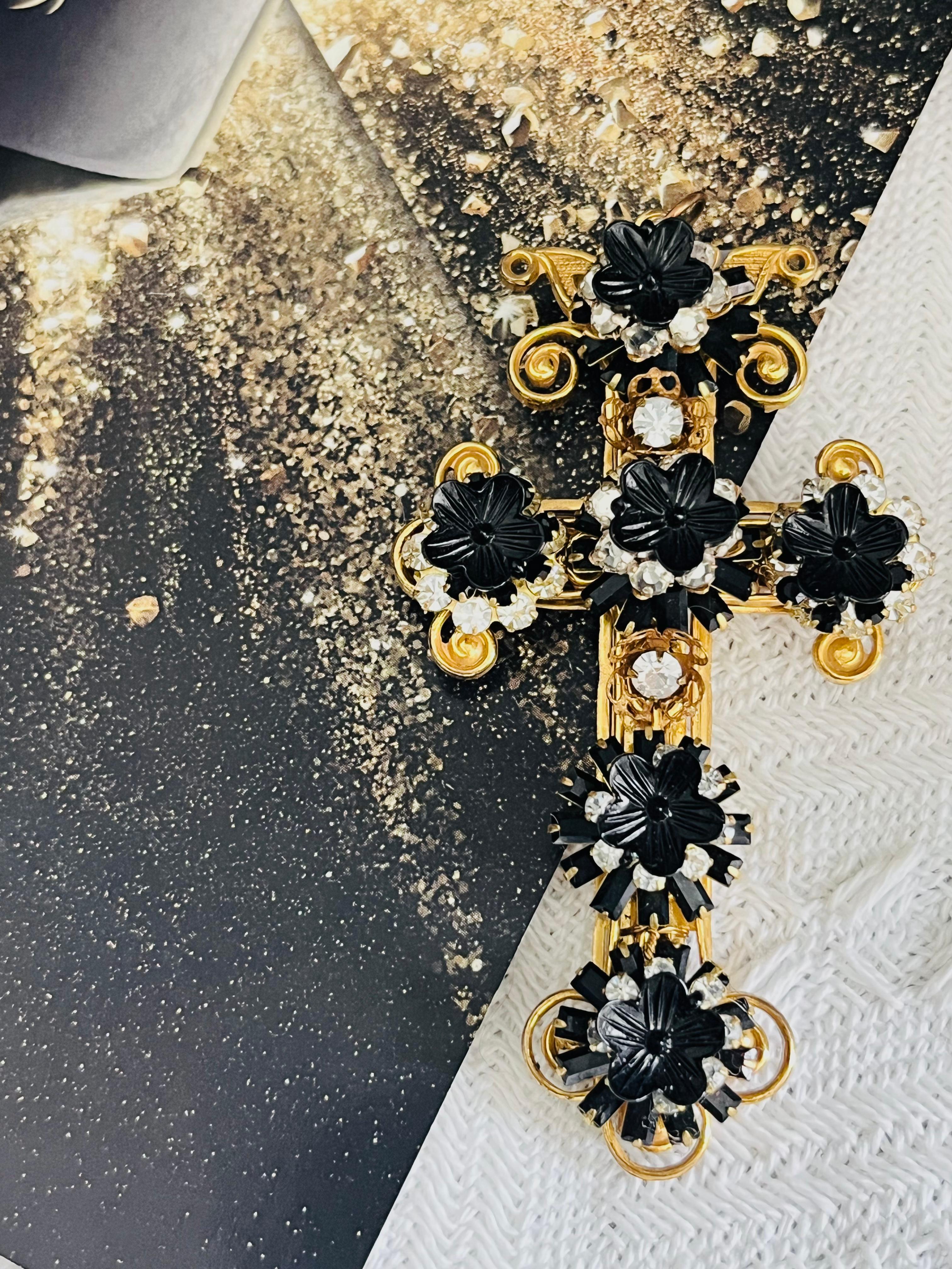 Art Déco Stanley Hagler Vintage Baroque Gothic Large Cross Black Flower Crystals Pendant in vendita