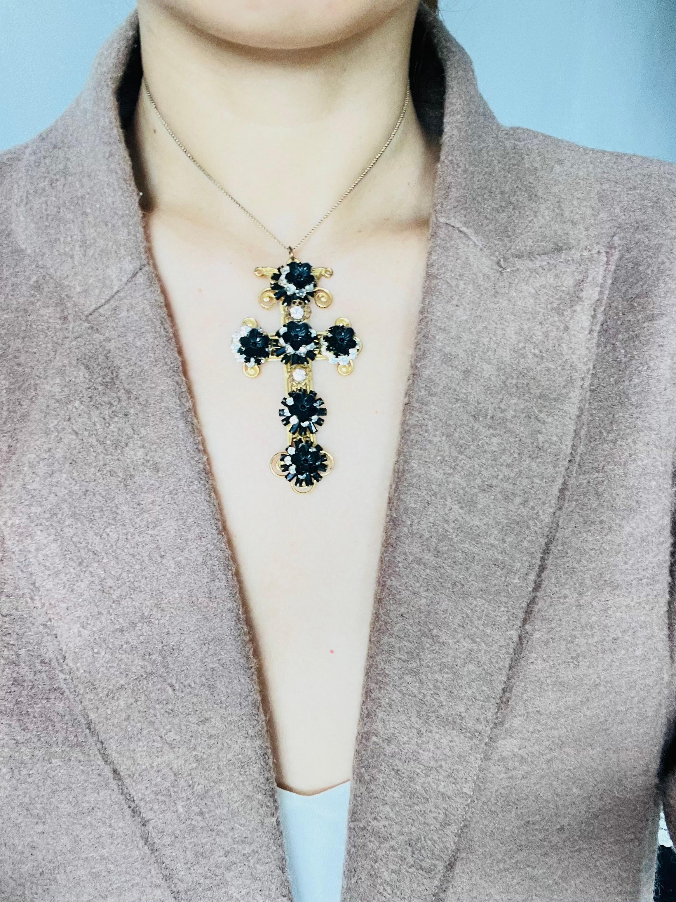 da uomo o donna Stanley Hagler Vintage Baroque Gothic Large Cross Black Flower Crystals Pendant in vendita