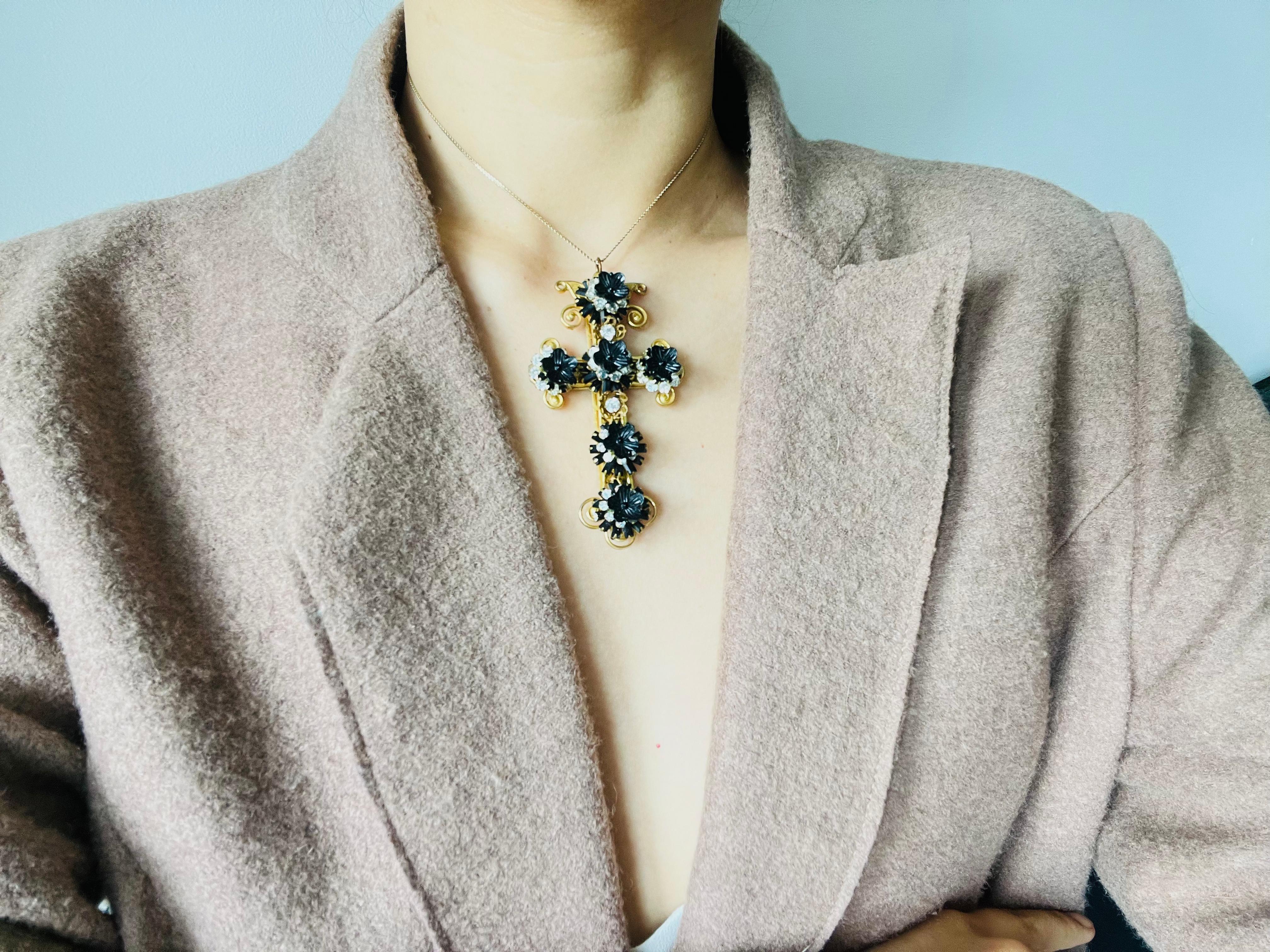 Stanley Hagler Vintage Baroque Gothic Large Cross Black Flower Crystals Pendant in vendita 1