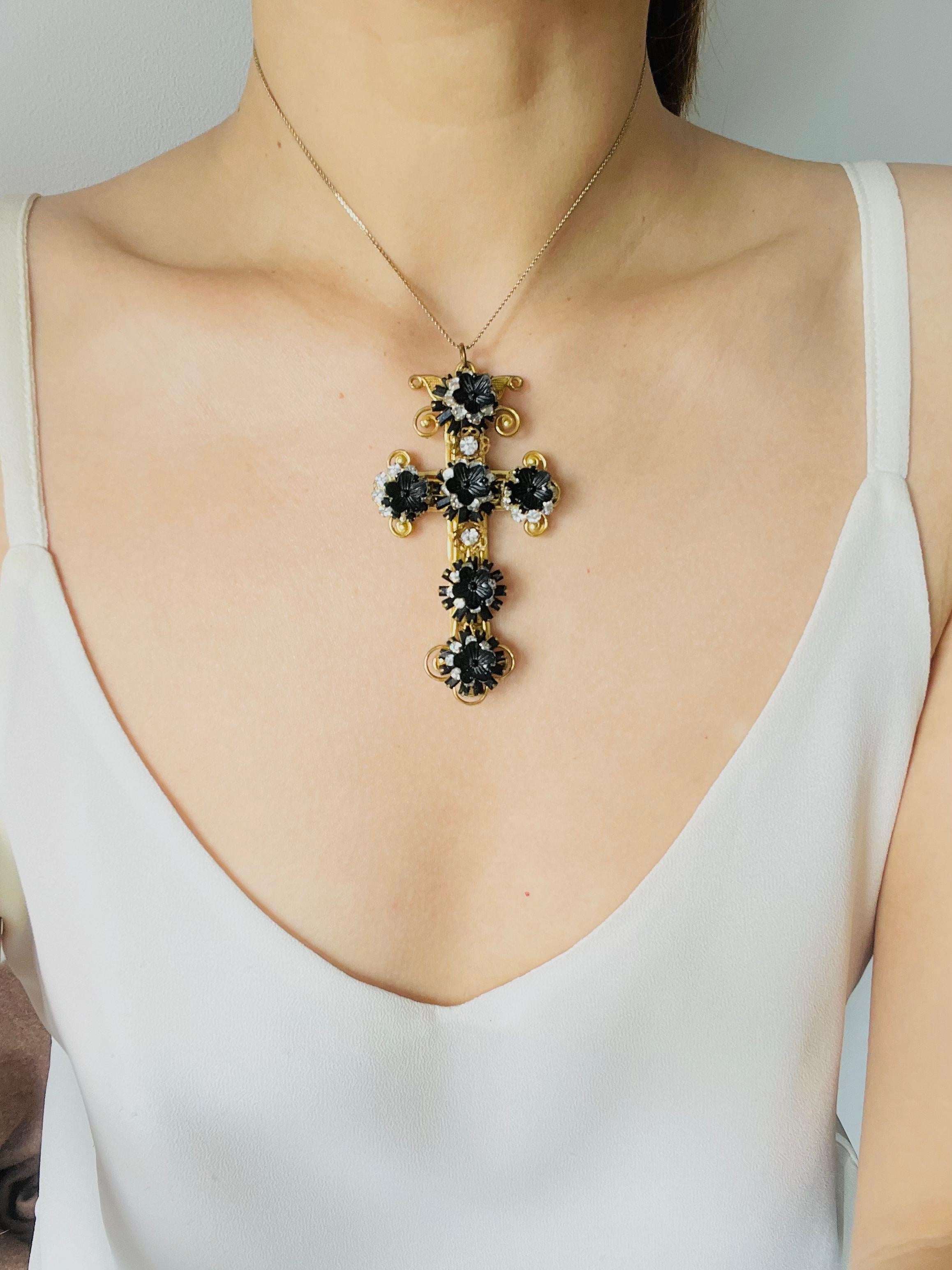 Stanley Hagler Vintage Baroque Gothic Large Cross Black Flower Crystals Pendant in vendita 2