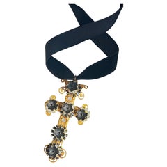 Colgante Stanley Hagler vintage, raro, unisex, dorado, grande, de estilo barroco con una flor negra en forma de cruz