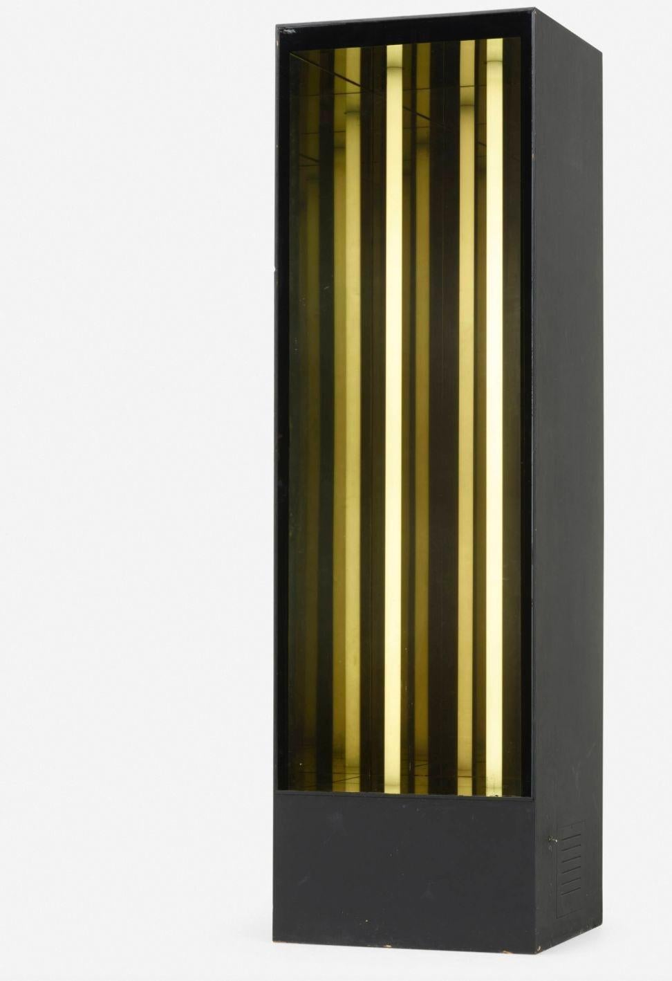 Stanley Landsman Specchio infinito 1970
Legno nero opaco verniciato e vetro a specchio
Dimensioni: 84¼ h × 25 w × 24 d in
Stanley Landsman è stato uno scultore pioniere noto soprattutto per le sue installazioni 