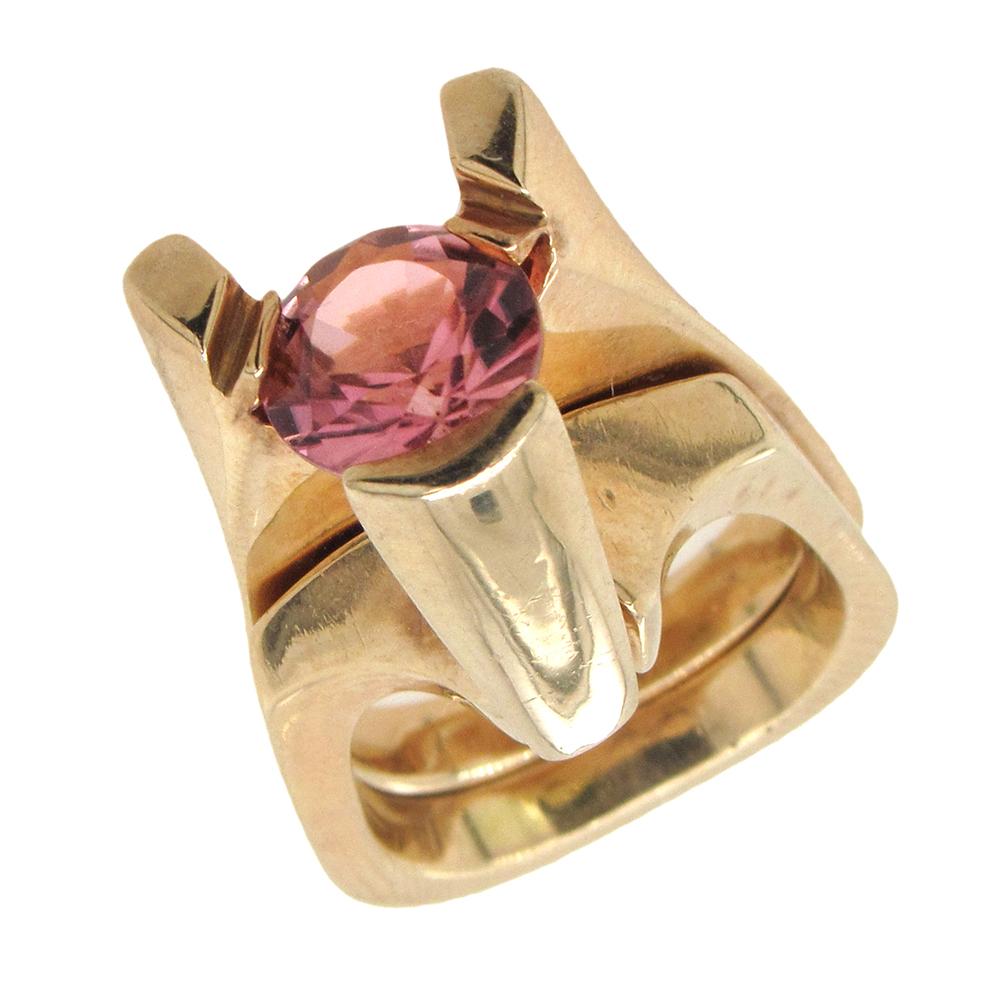Äußerst seltener zweiteiliger Schmuck aus 14-karätigem Gold und rosafarbenem Turmalin, circa 1970er Jahre, von dem Schmuckkünstler Stanley Lechtzin, der vor allem für seine elektrogeformten Halsketten und Broschen bekannt ist.  Die beiden Ringe sind
