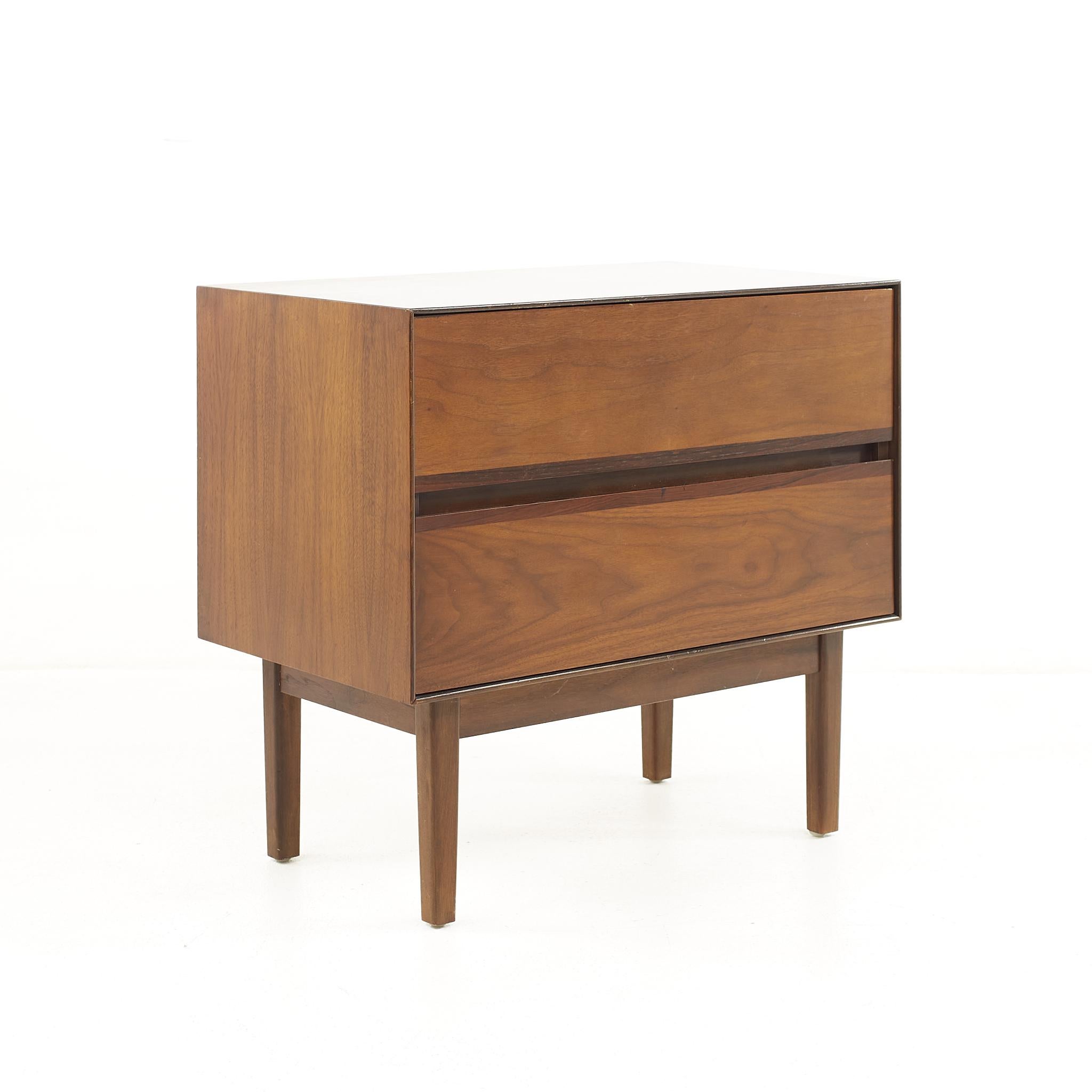 Stanley Mid-Century Walnut Nightstands, a Pair In Good Condition In Countryside, IL