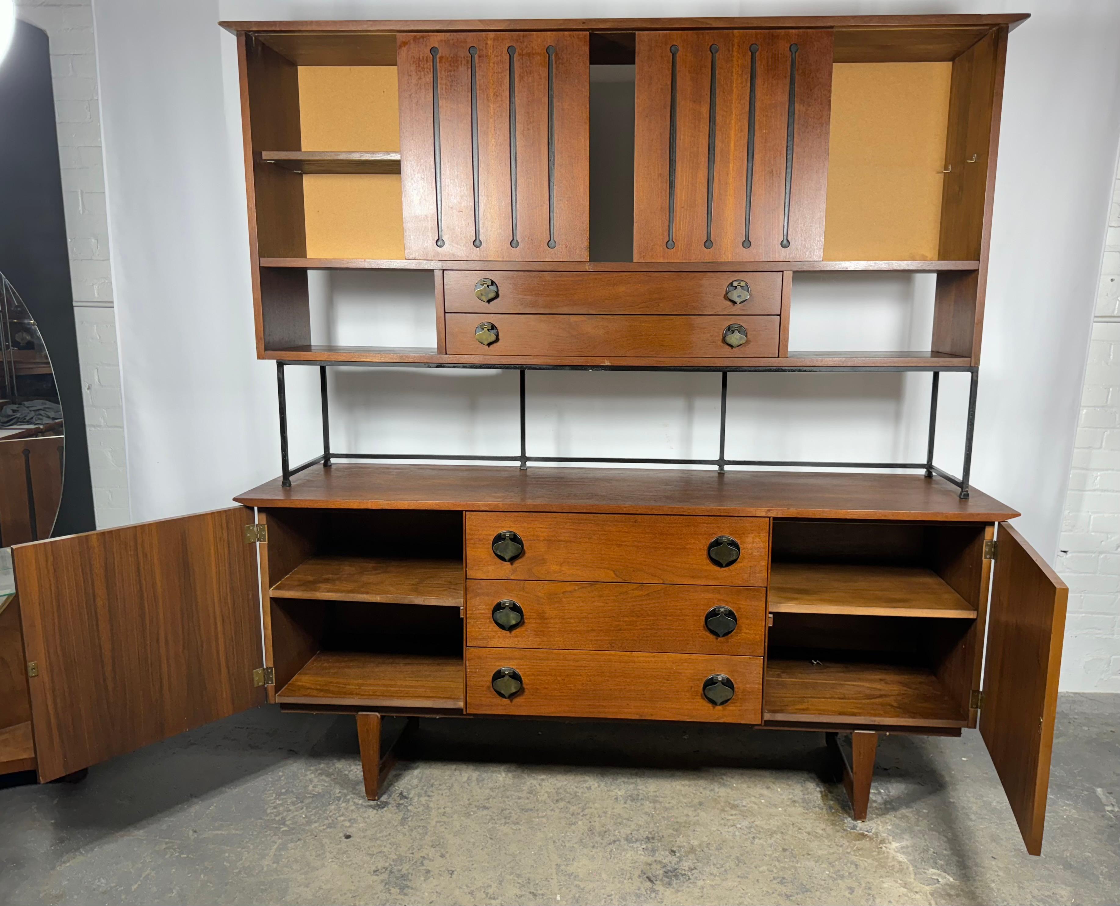 Mid-Century Modern STANLEY WALNUT & Iron Hutch / DIVIDER / WALL UNIT Bêche HAND  Tirettes en vente