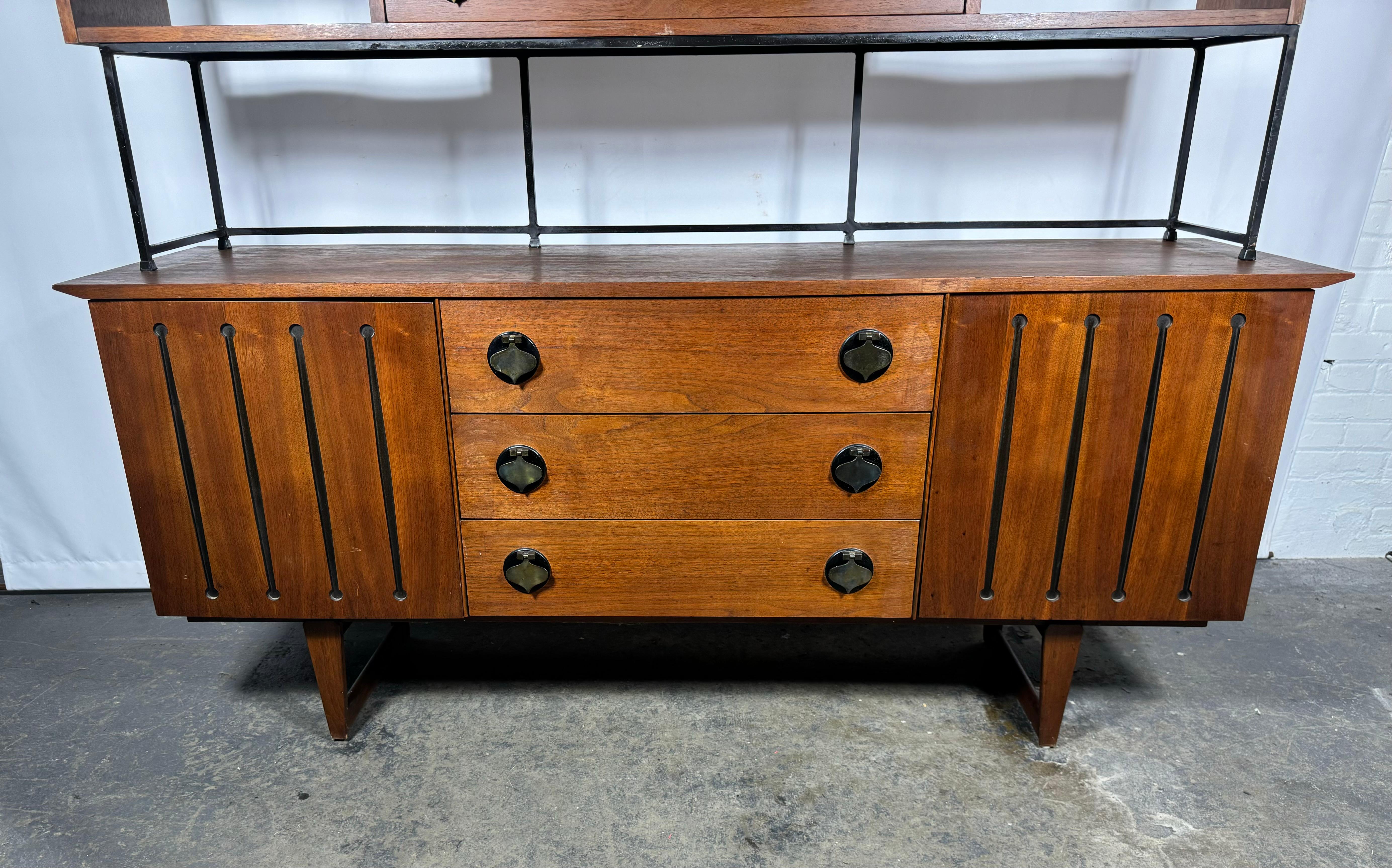 STANLEY WALNUT & Iron Hutch / DIVIDER / WALL UNIT Bêche HAND  Tirettes Bon état - En vente à Buffalo, NY