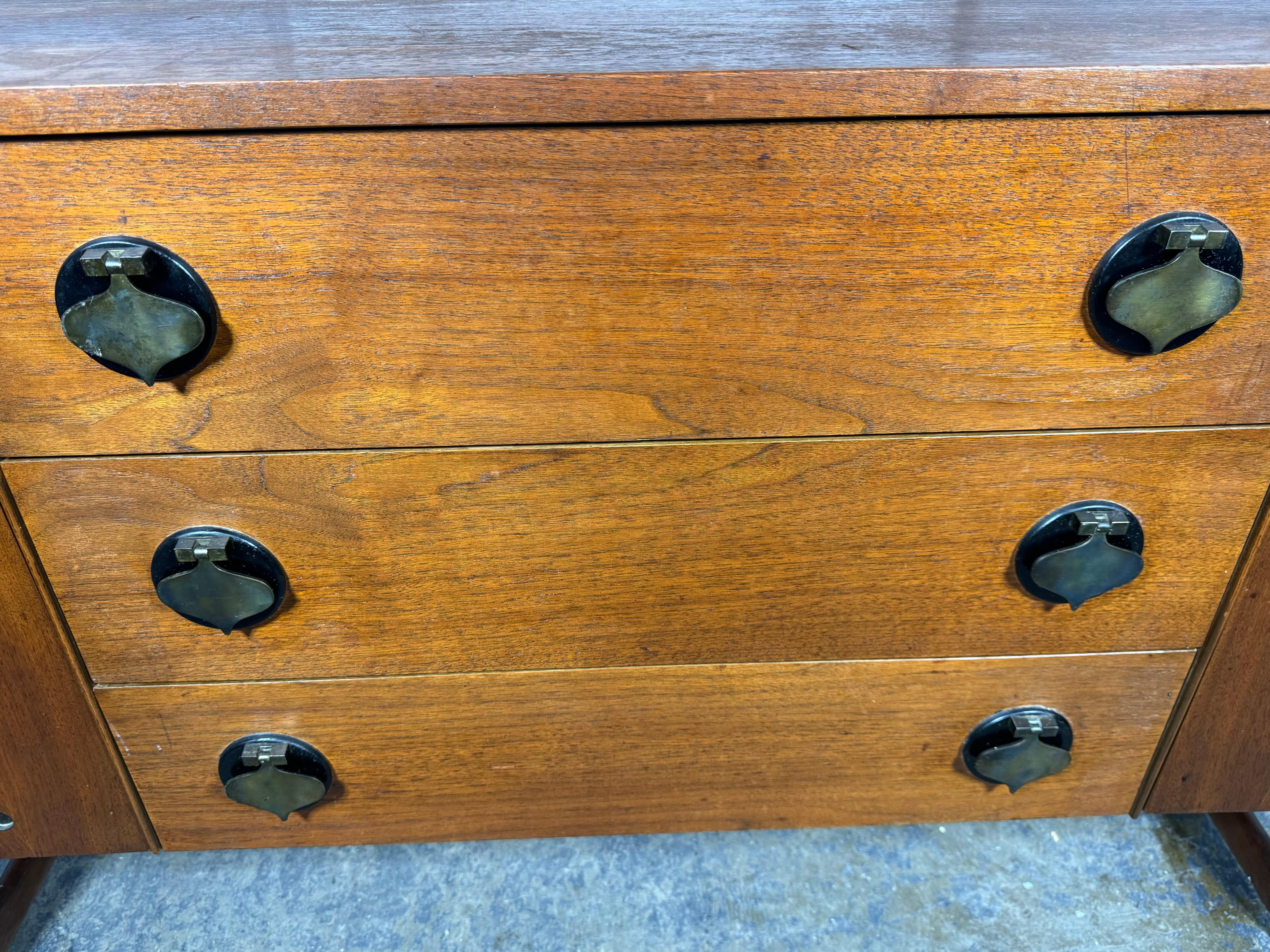 Milieu du XXe siècle STANLEY WALNUT & Iron Hutch / DIVIDER / WALL UNIT Bêche HAND  Tirettes en vente