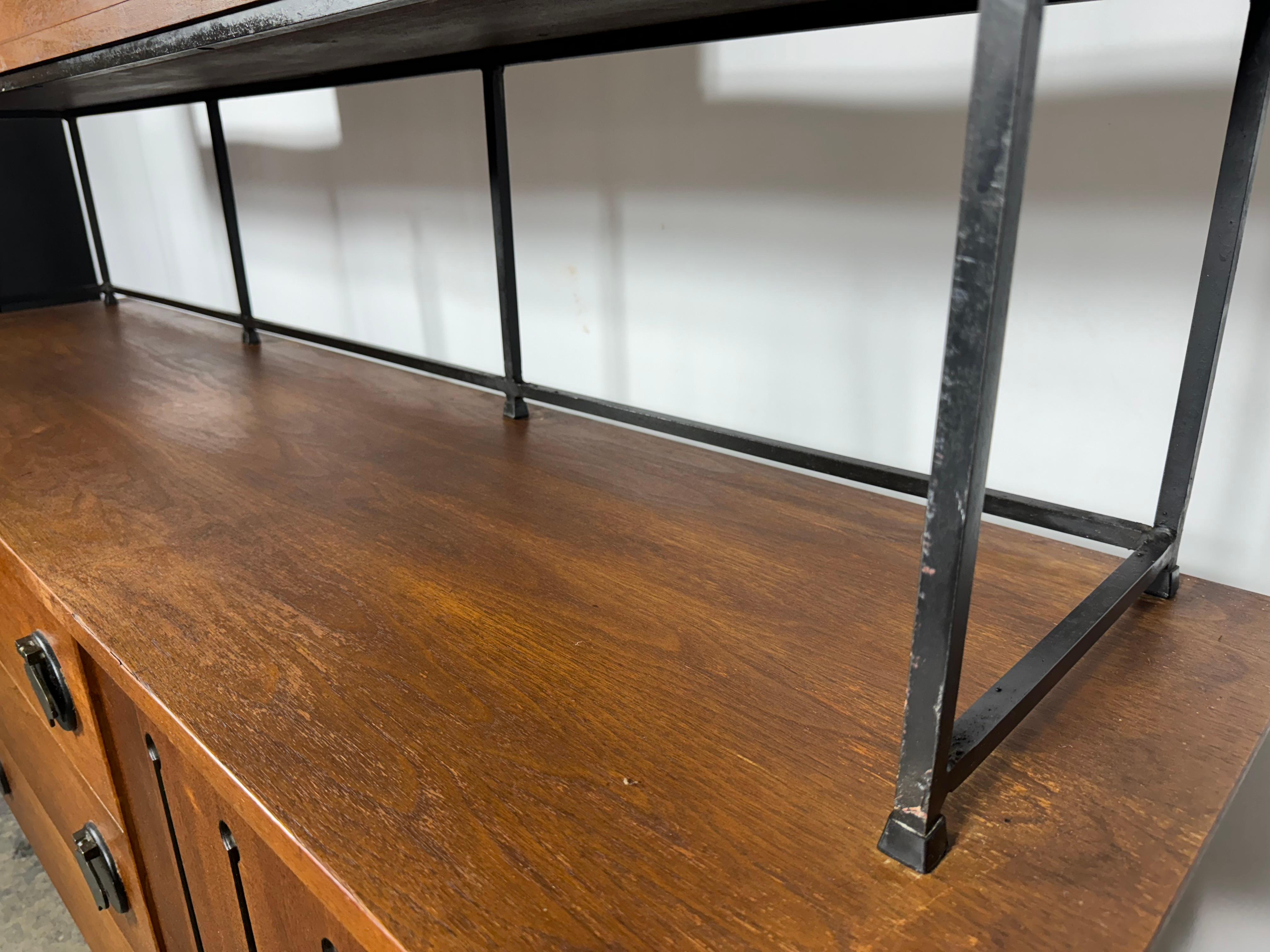 Laiton STANLEY WALNUT & Iron Hutch / DIVIDER / WALL UNIT Bêche HAND  Tirettes en vente