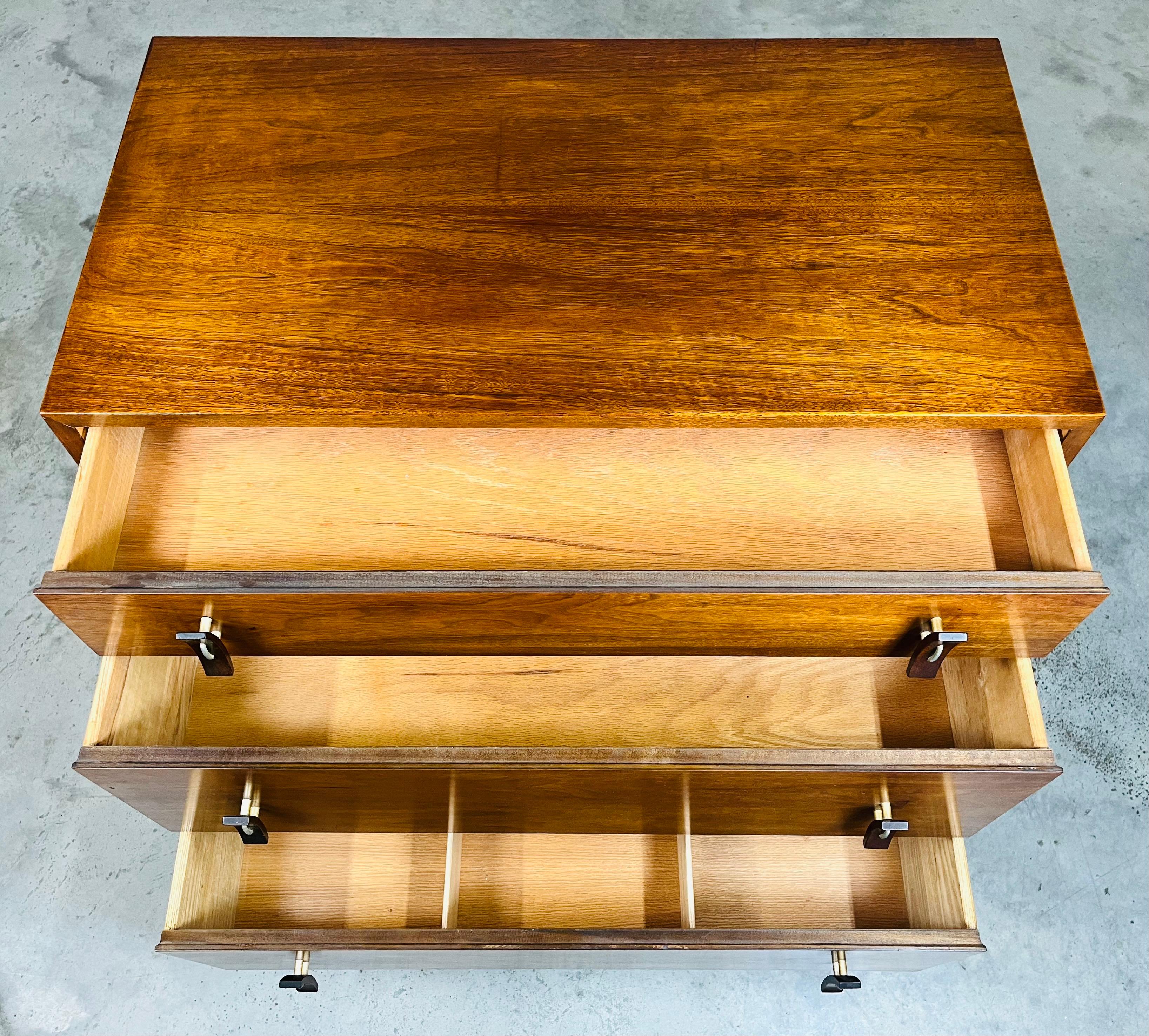 Mid-Century moderno Stanley Young per Glenn of California - Cassettiera con cassetti in legno curvo in vendita