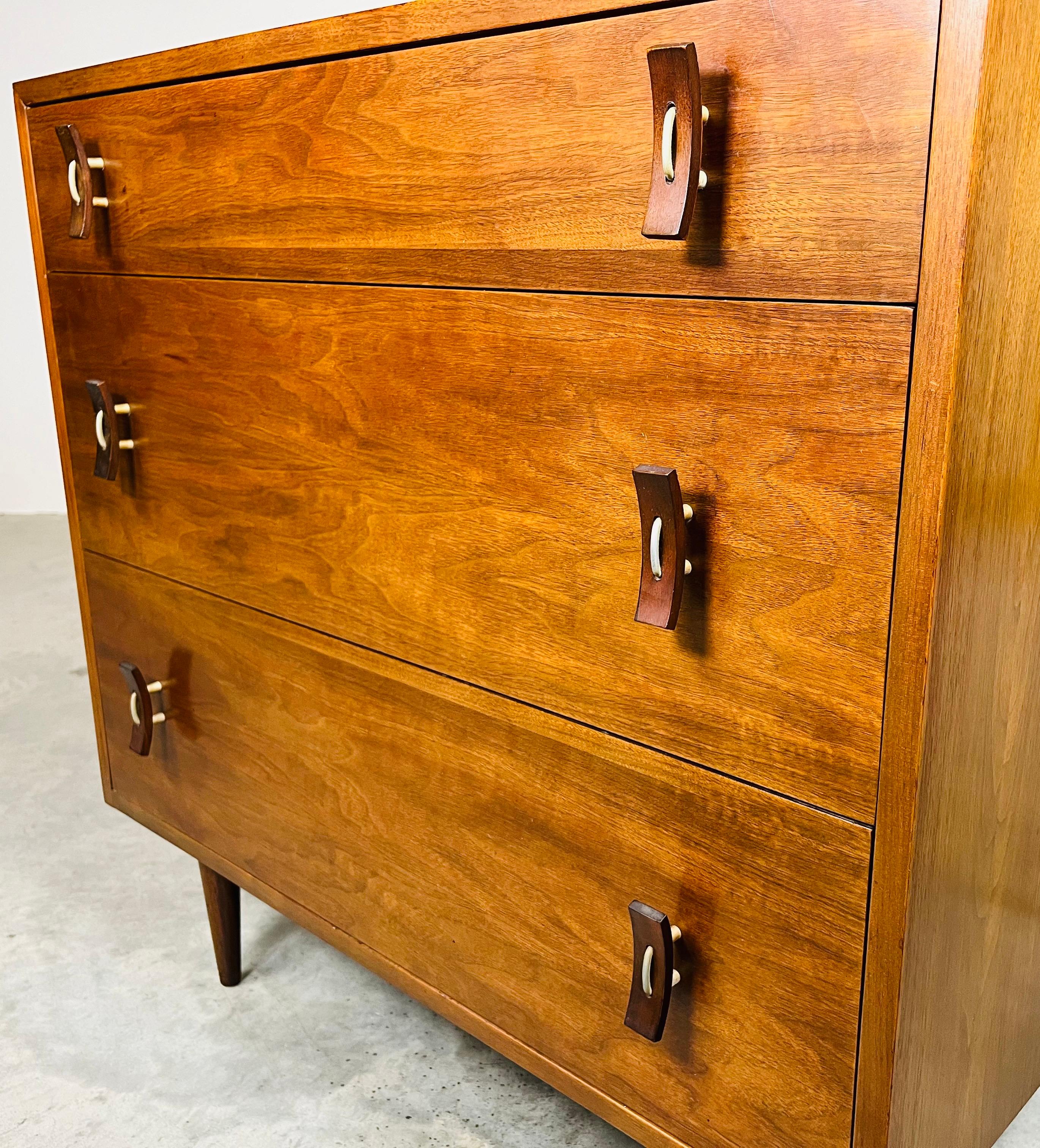 Americano Stanley Young per Glenn of California - Cassettiera con cassetti in legno curvo in vendita