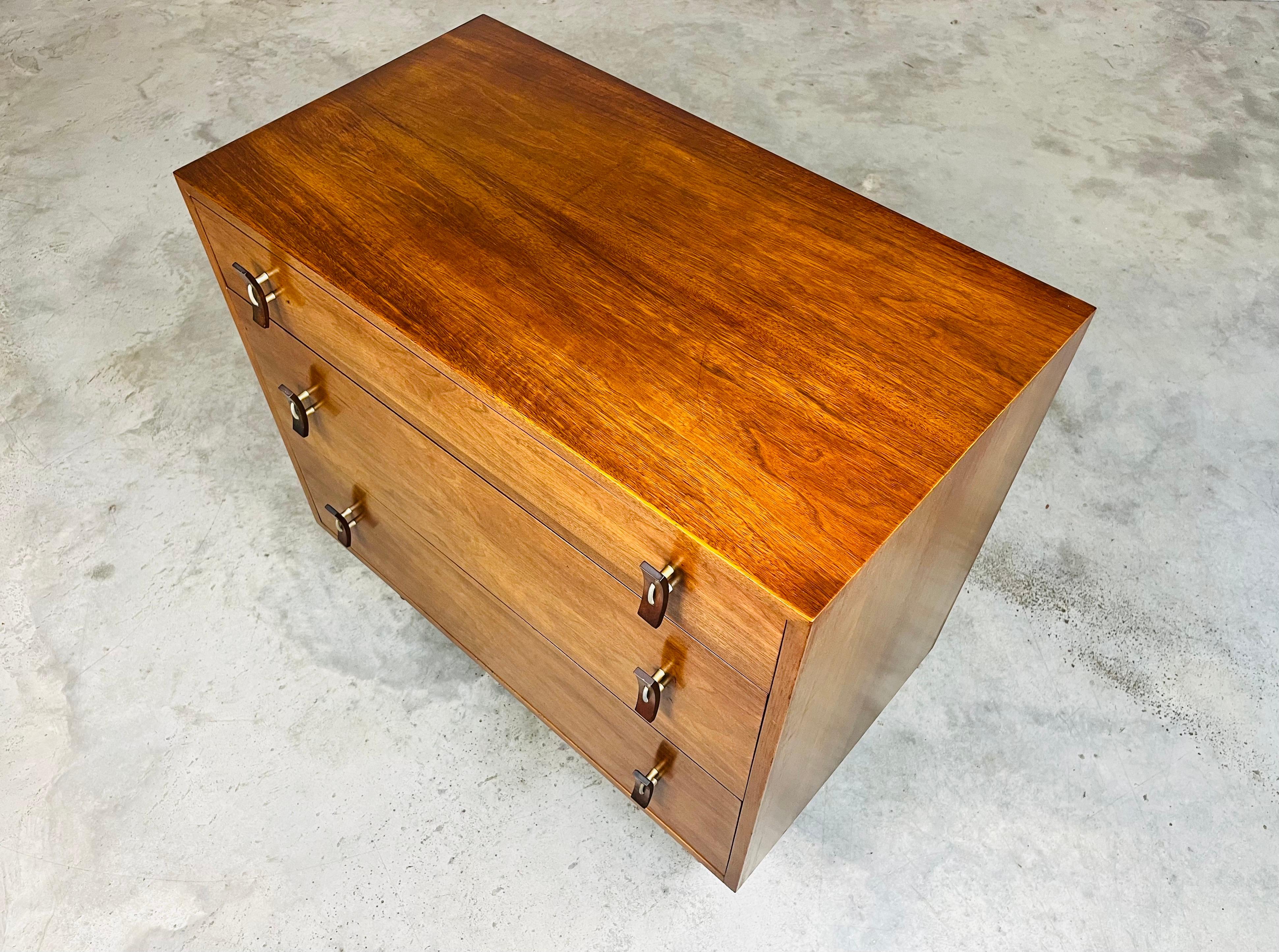 Stanley Young per Glenn of California - Cassettiera con cassetti in legno curvo In condizioni ottime in vendita a Southampton, NJ