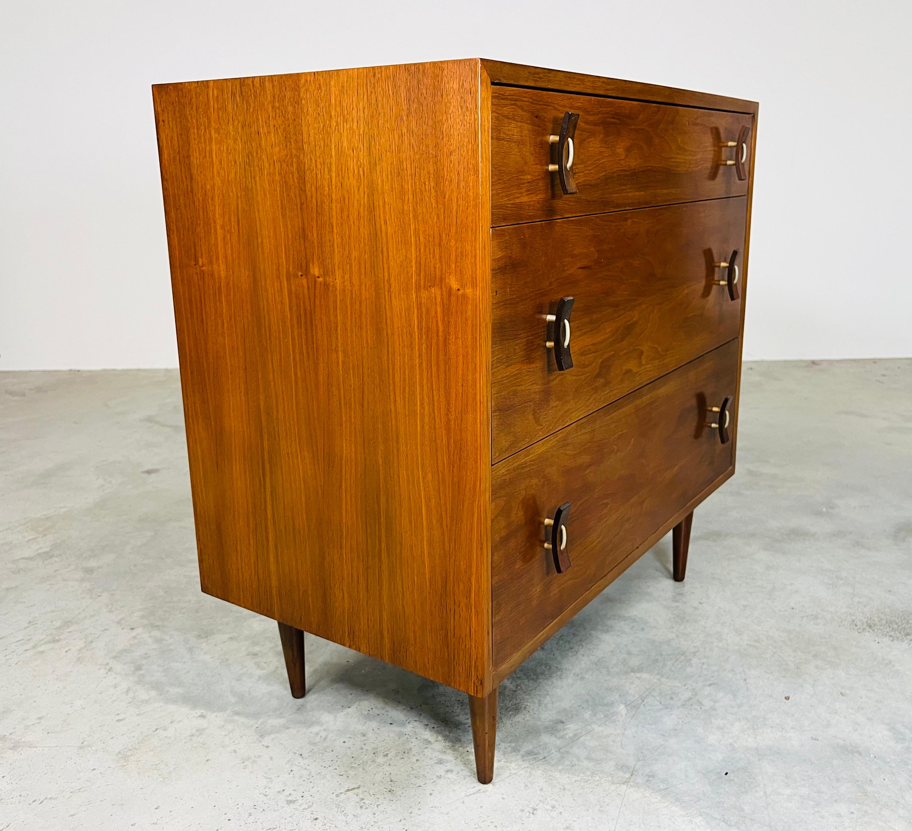XX secolo Stanley Young per Glenn of California - Cassettiera con cassetti in legno curvo in vendita