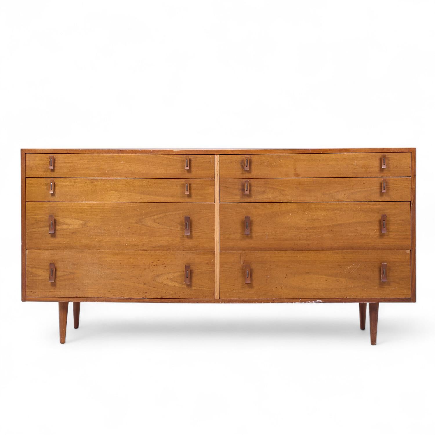 Stanley Young para Glenn of California Cómoda baja de 8 cajones en nogal de mediados de siglo

Este bajo mide 64,75 de ancho x 18 de fondo x 32,75 pulgadas de alto

Todos los muebles pueden adquirirse en lo que denominamos estado vintage restaurado.