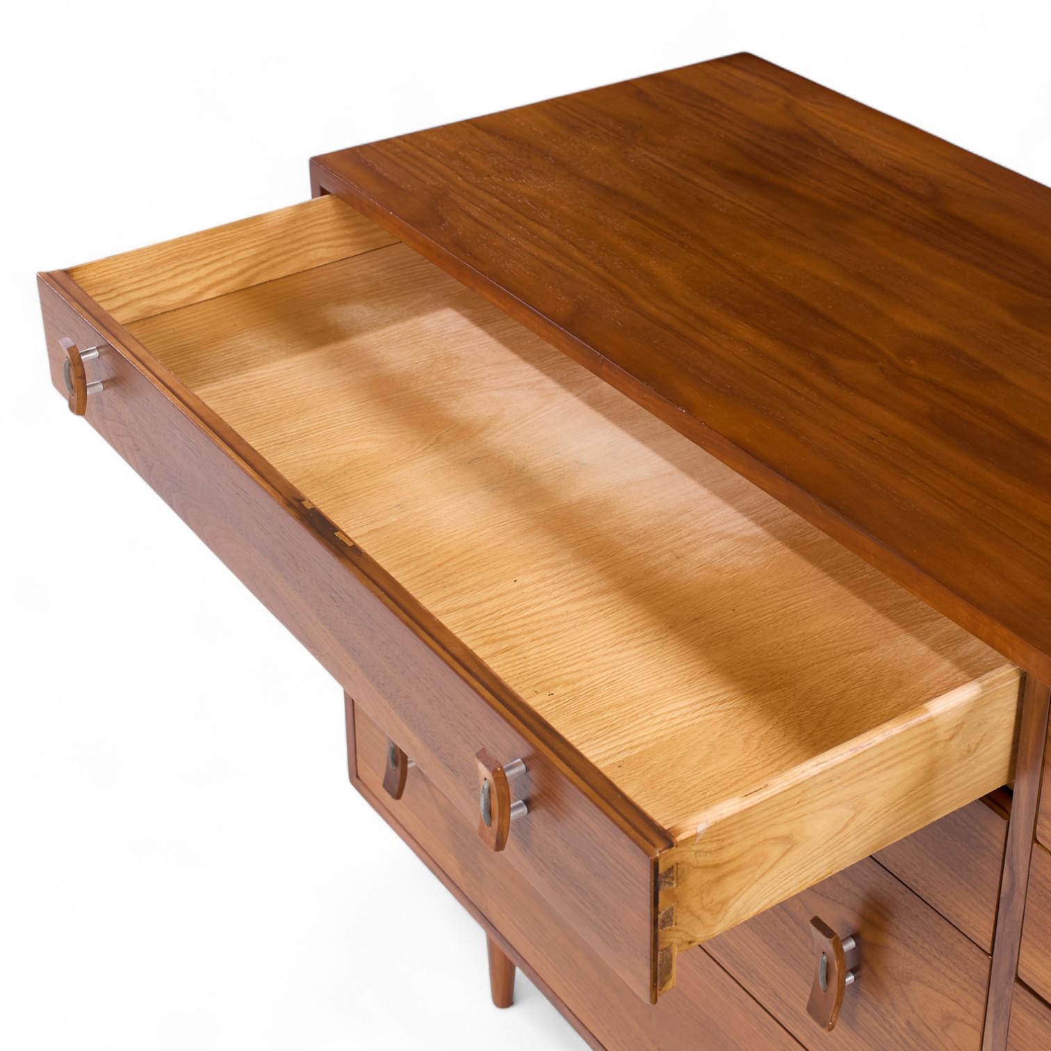 Stanley Young for Glenn of California Mid Century Walnut 8 Drawer Lowboy Dresser For Sale 1