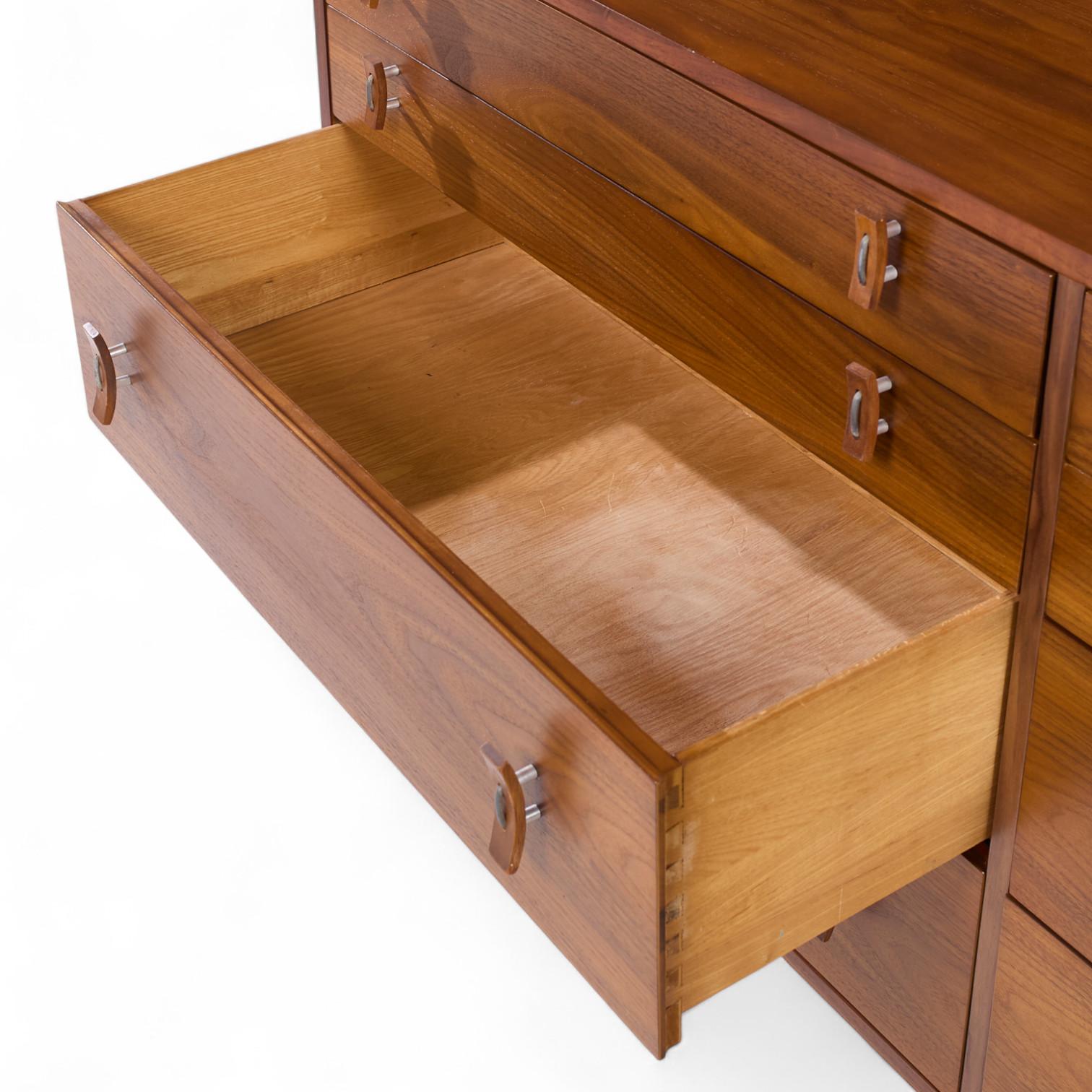 Stanley Young for Glenn of California Mid Century Walnut 8 Drawer Lowboy Dresser For Sale 2