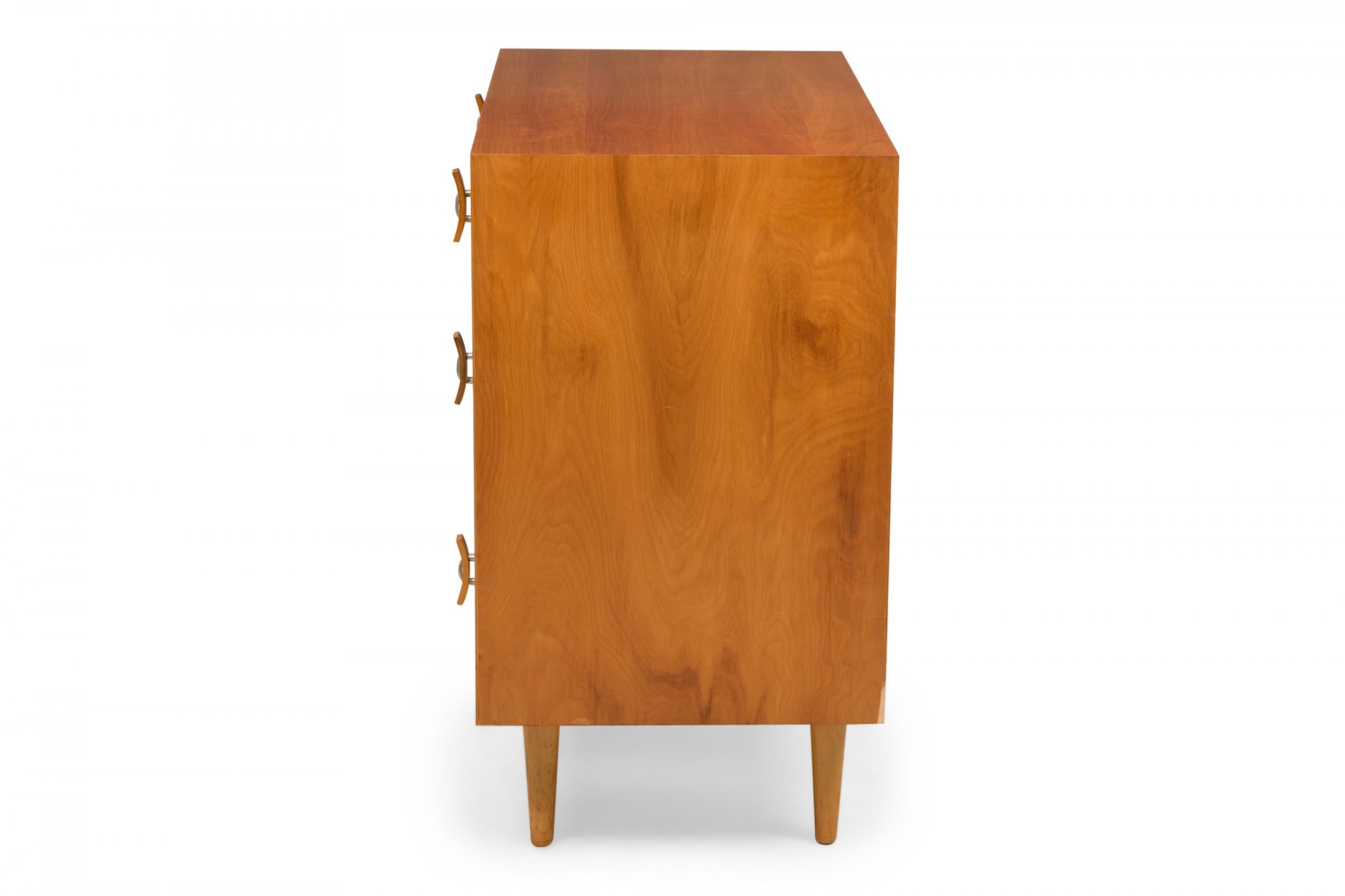 Mid-Century Modern Stanley Young for Glenn of California Commode à trois tiroirs avec poignée incurvée en bois en vente