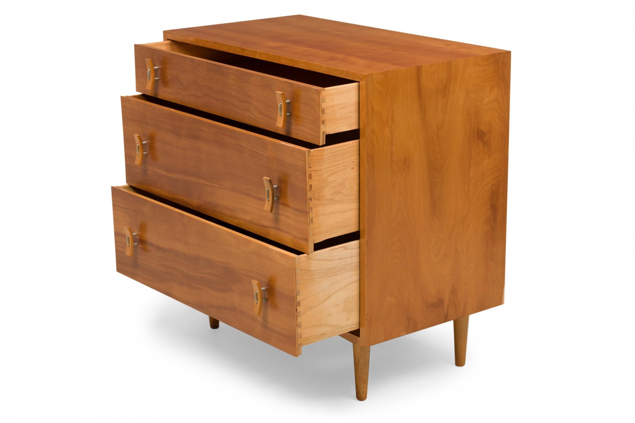 20ième siècle Stanley Young for Glenn of California Commode à trois tiroirs avec poignée incurvée en bois en vente