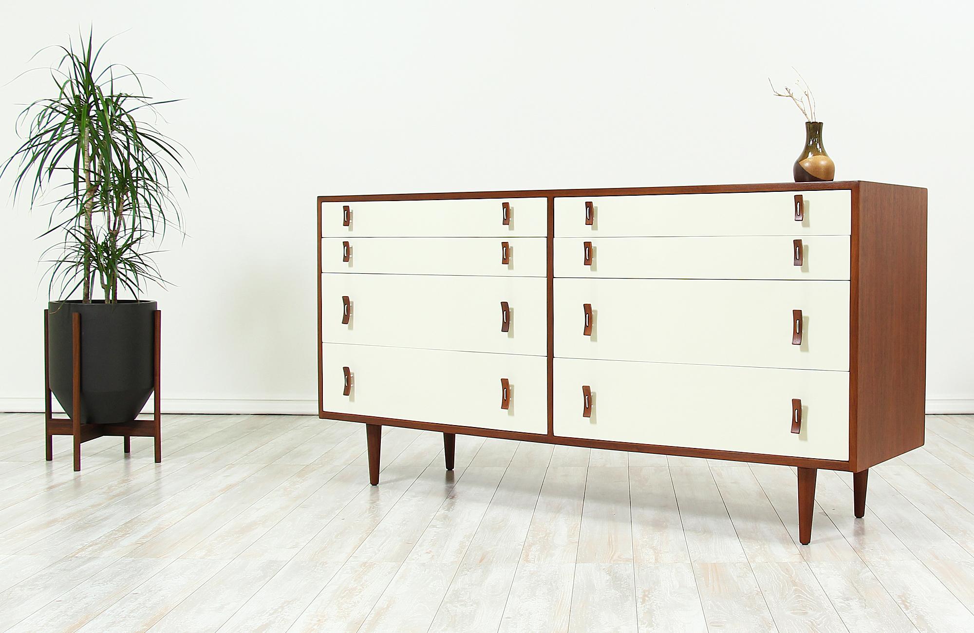 Stanley Young Two-Tone Lacquered and Walnut Dresser for Glenn of California In Excellent Condition In Los Angeles, CA