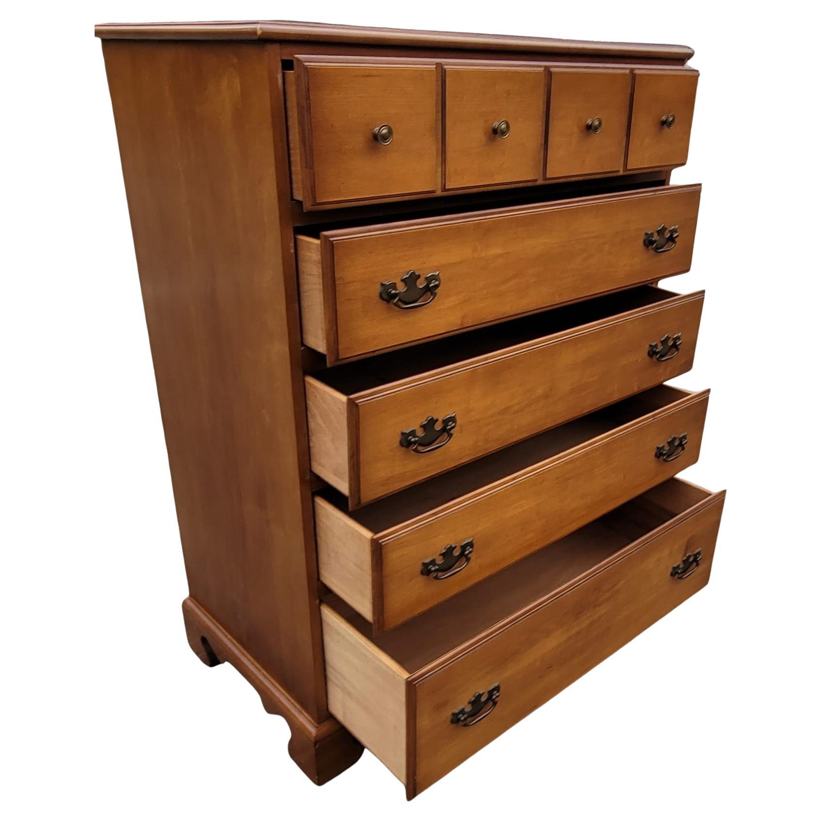20th Century Stanley's Distinctive Furniture Collection 5-Drawer Maple Chest of Drawers For Sale