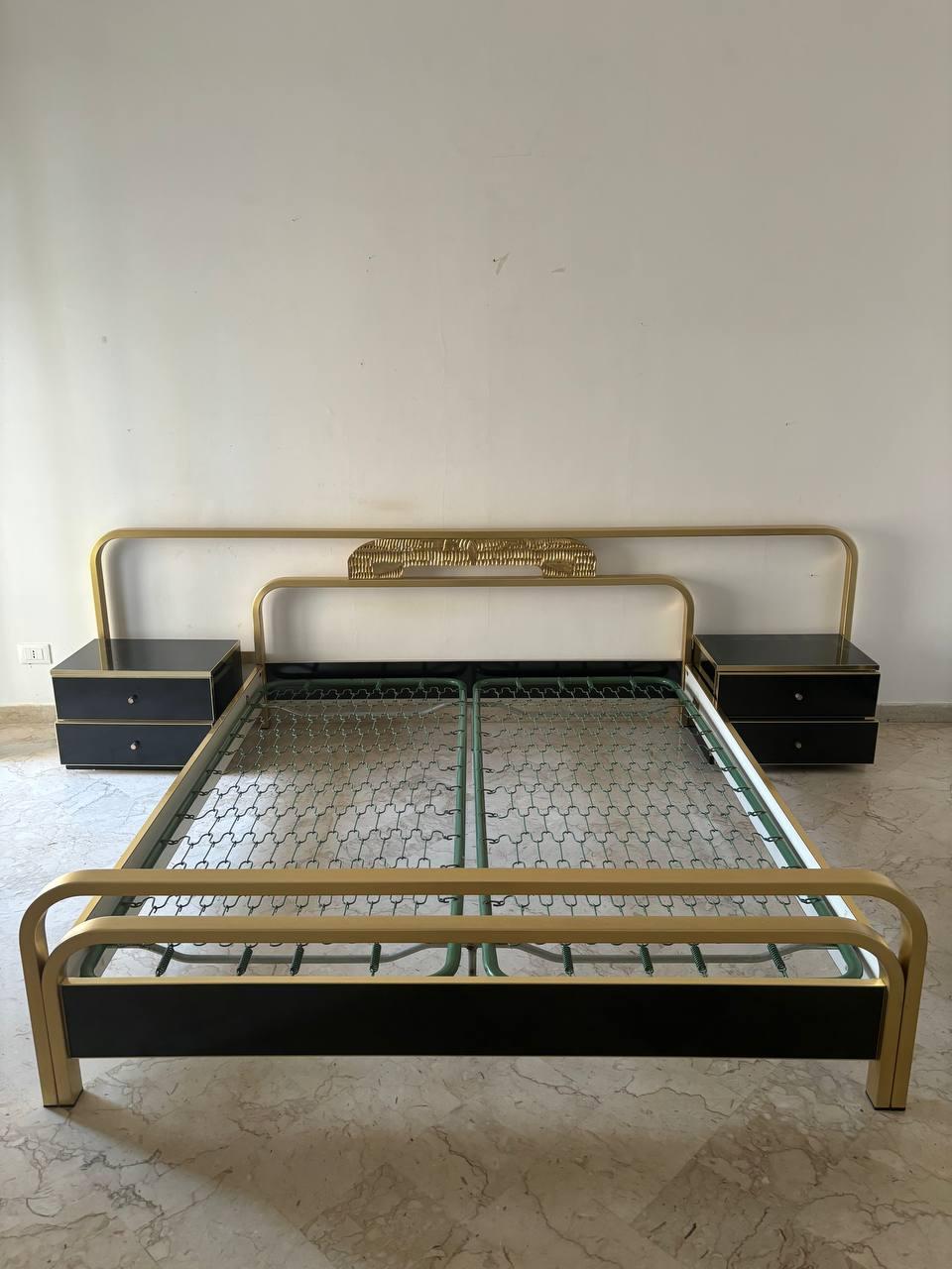 Structure  italian bedroom  mid-Century with signed brass sculpture frame.
 Finishes in Wood, bedroom needs little description, some wear from time a few scratches, but no structural issues.
Bedroom ready to be placed in your environment.
Including