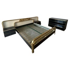 Stanza da letto elegante completa scultura con firma incisa di ottone XX secolo.