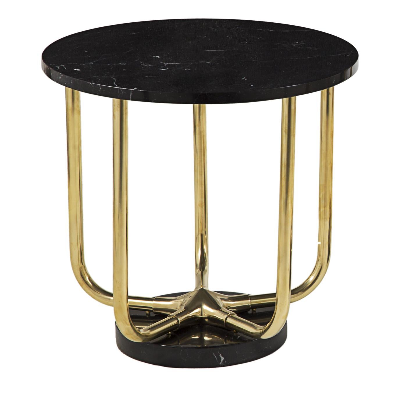 This table is small only in dimensions, because its precious materials and bold lines give it a strong character that will make a statement in any decor. The black Marquina marble of the round base and top strikingly complement the five brass legs