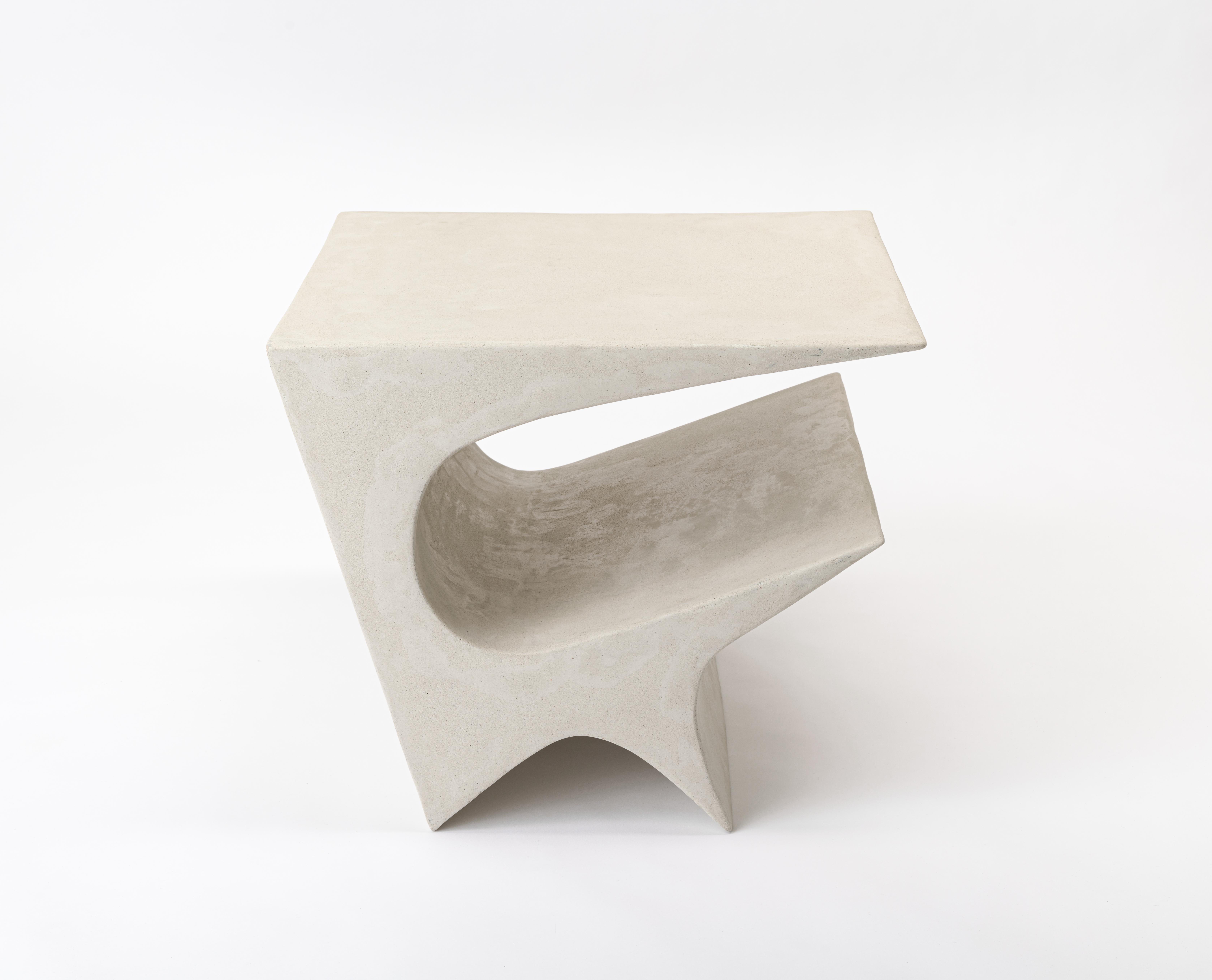 Cette table d'appoint moderne et minimaliste, conçue par l'artiste et designer primé Neal Aronowitz, est une sculpture puissante et une présence dynamique dans n'importe quelle pièce ! 
La collection Star Axis représente une autre forme ludique et