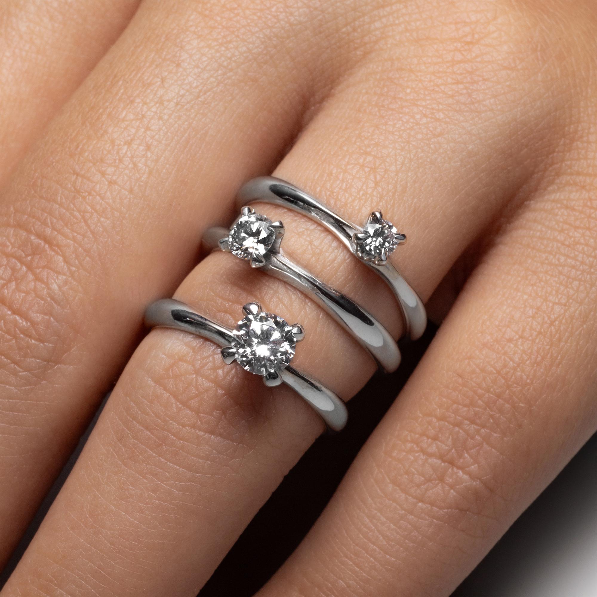 Star Blaze ist eine Neuinterpretation des klassischen Solitärrings, bei dem ein einzelner weißer Stein wie ein Stern leuchtet.
Der Star Blaze kann in Weißdiamant und 18 Karat Weißgold in Auftrag gegeben werden. 
Der Ring wird nach den Maßen des