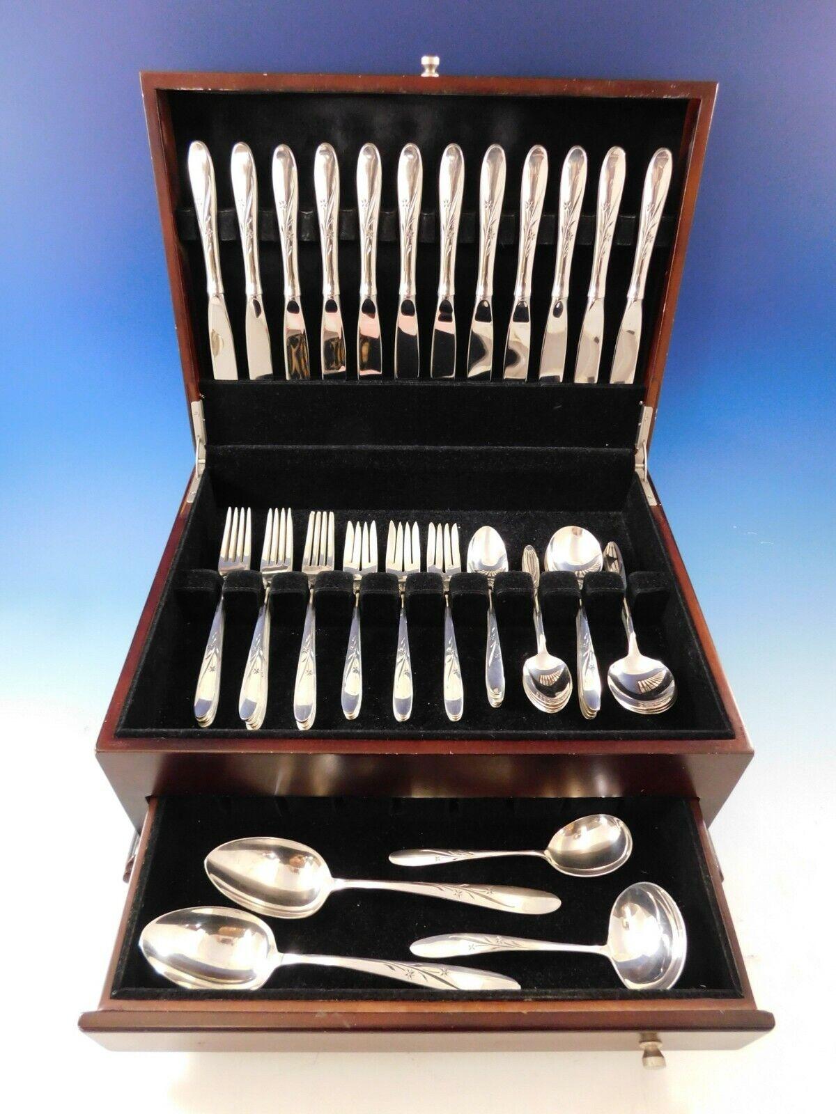Service de couverts en argent sterling dans le rare motif moderne du milieu du siècle c1959 Star Blossom d'Alvin, 64 pièces. Cet ensemble comprend :

12 couteaux, 8 7/8